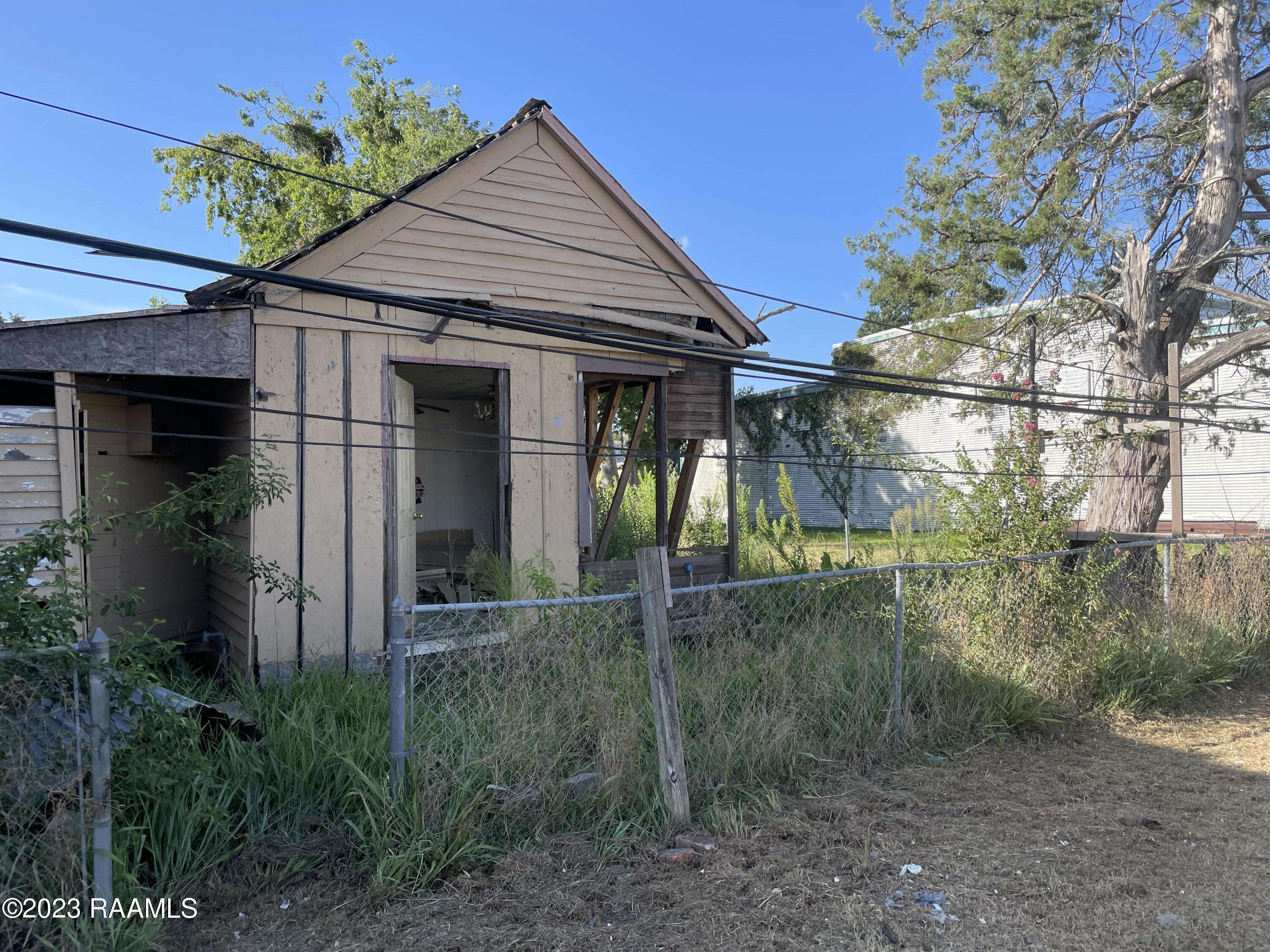 Crowley, LA 70526,524 W 1st ST