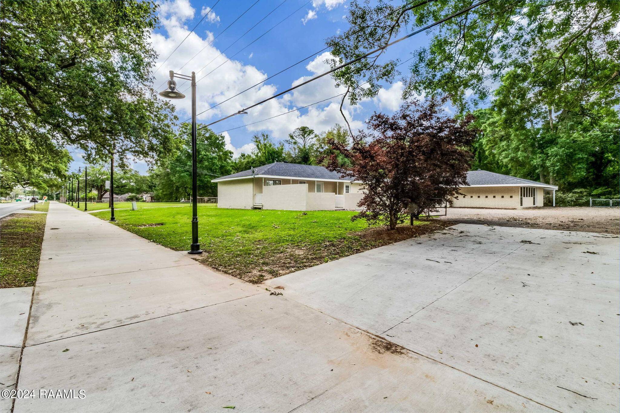 Broussard, LA 70518,637 W Main ST