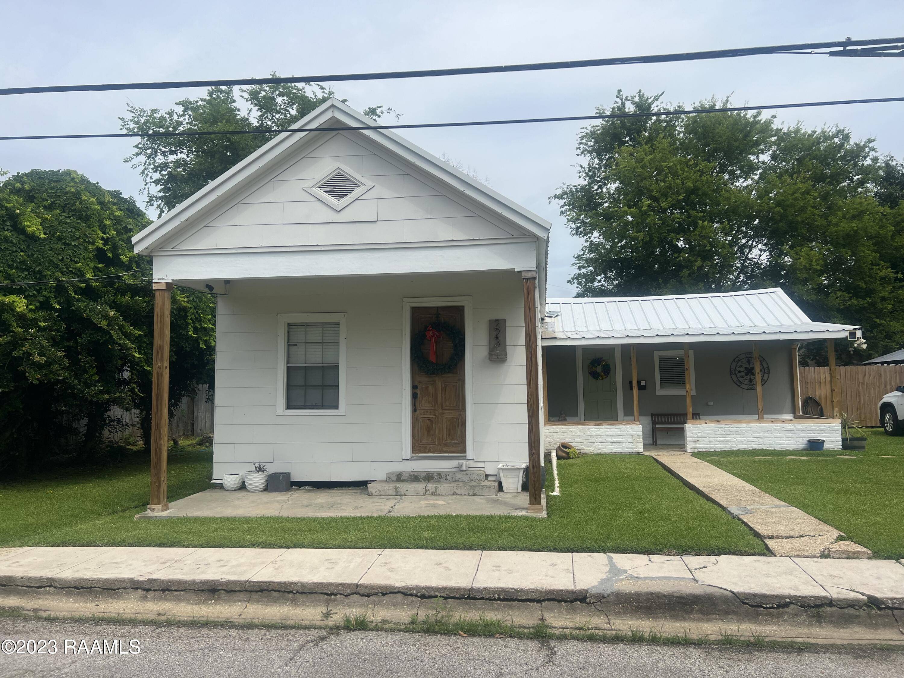 Jeanerette, LA 70544,223 Cooper ST