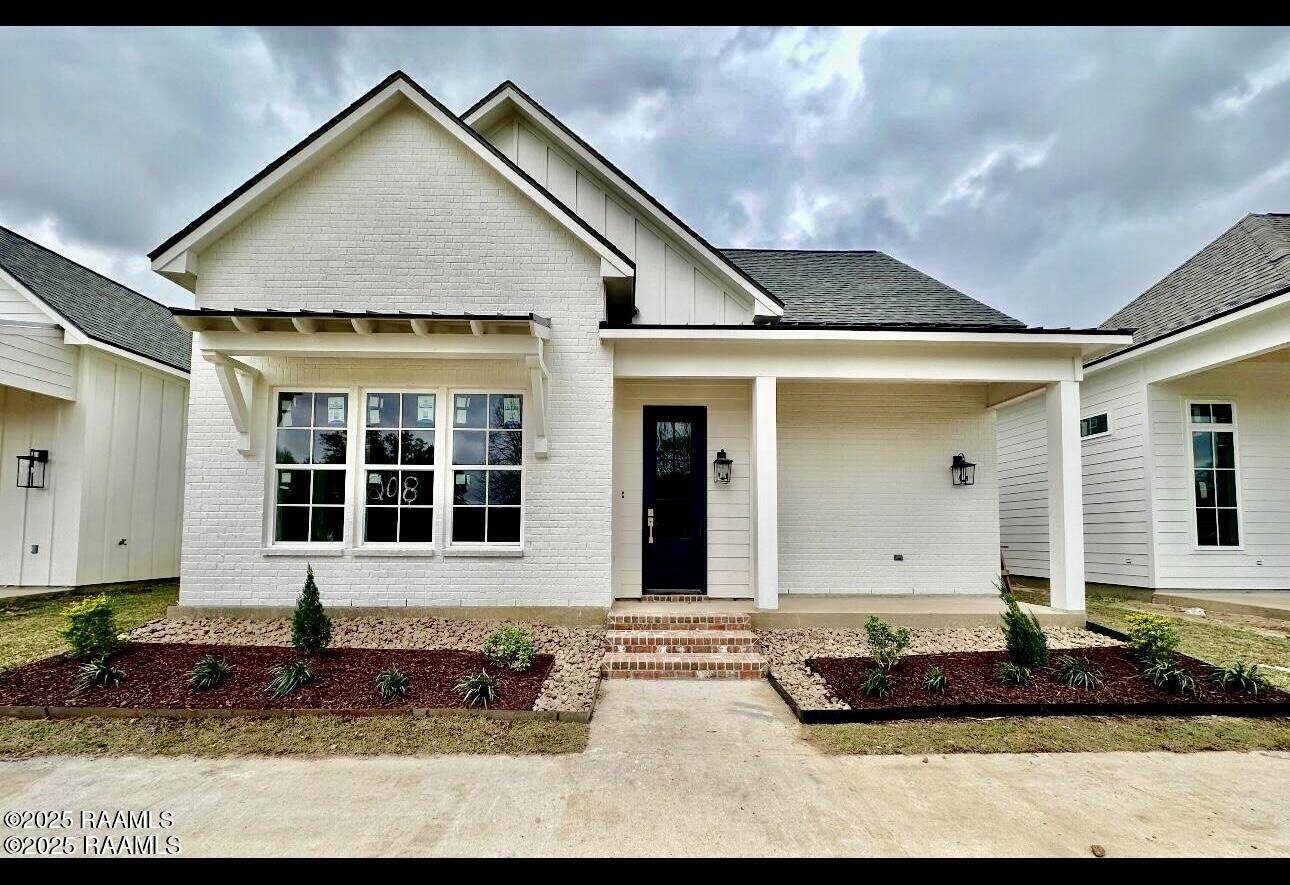 Lafayette, LA 70508,208 Porch View