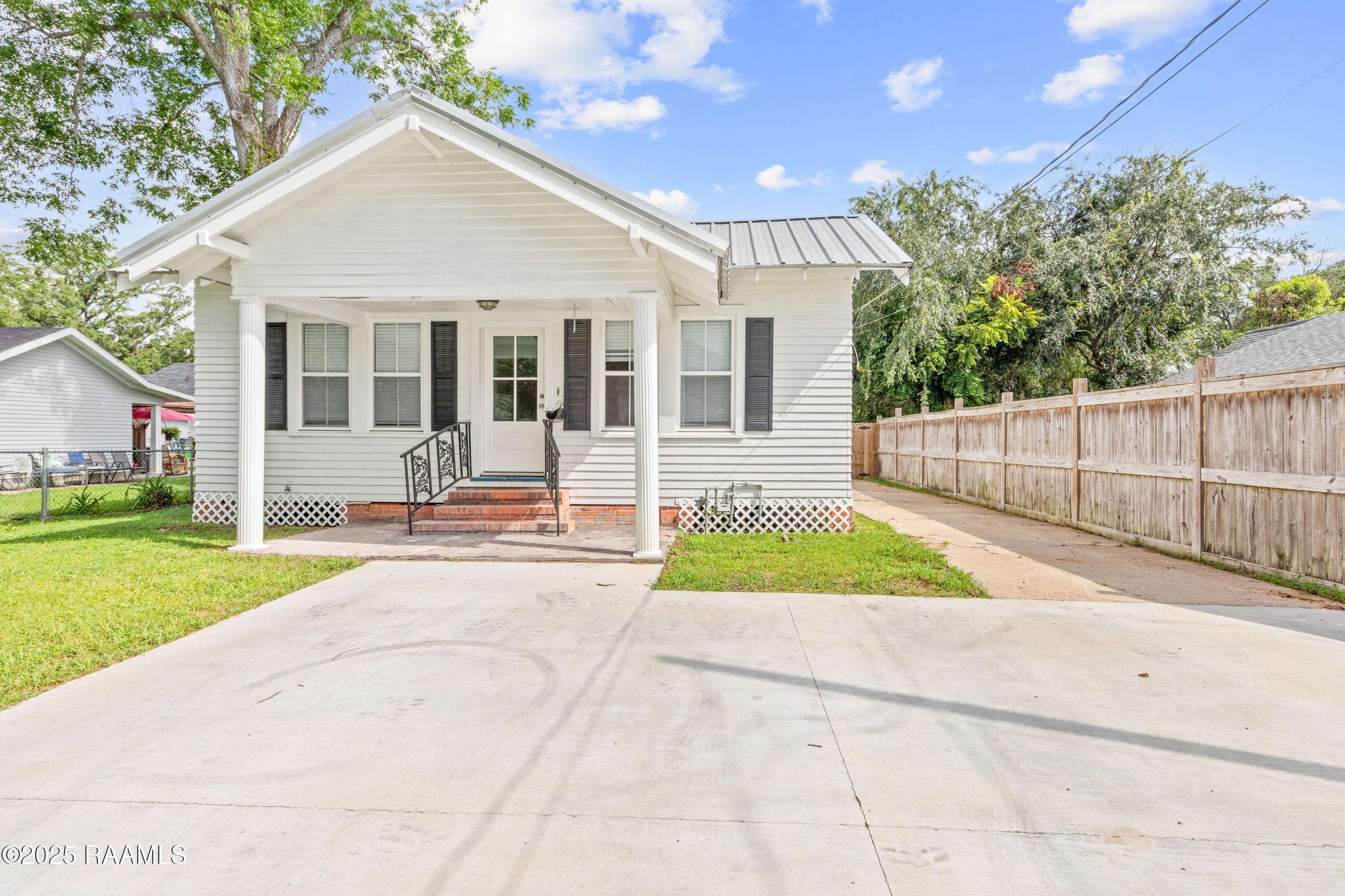 Crowley, LA 70526,705 E 4th ST