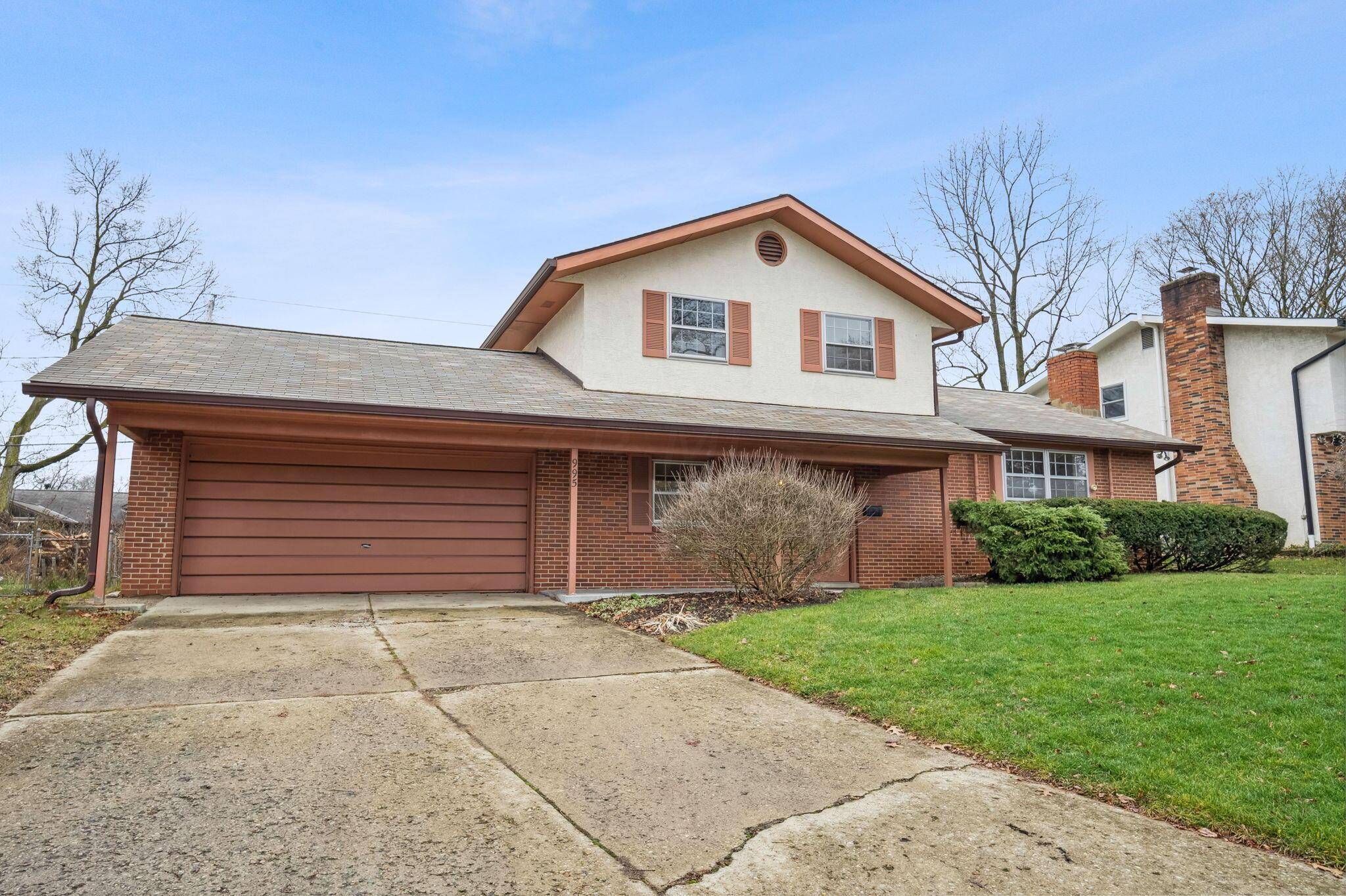 Columbus, OH 43220,995 Kennington Avenue