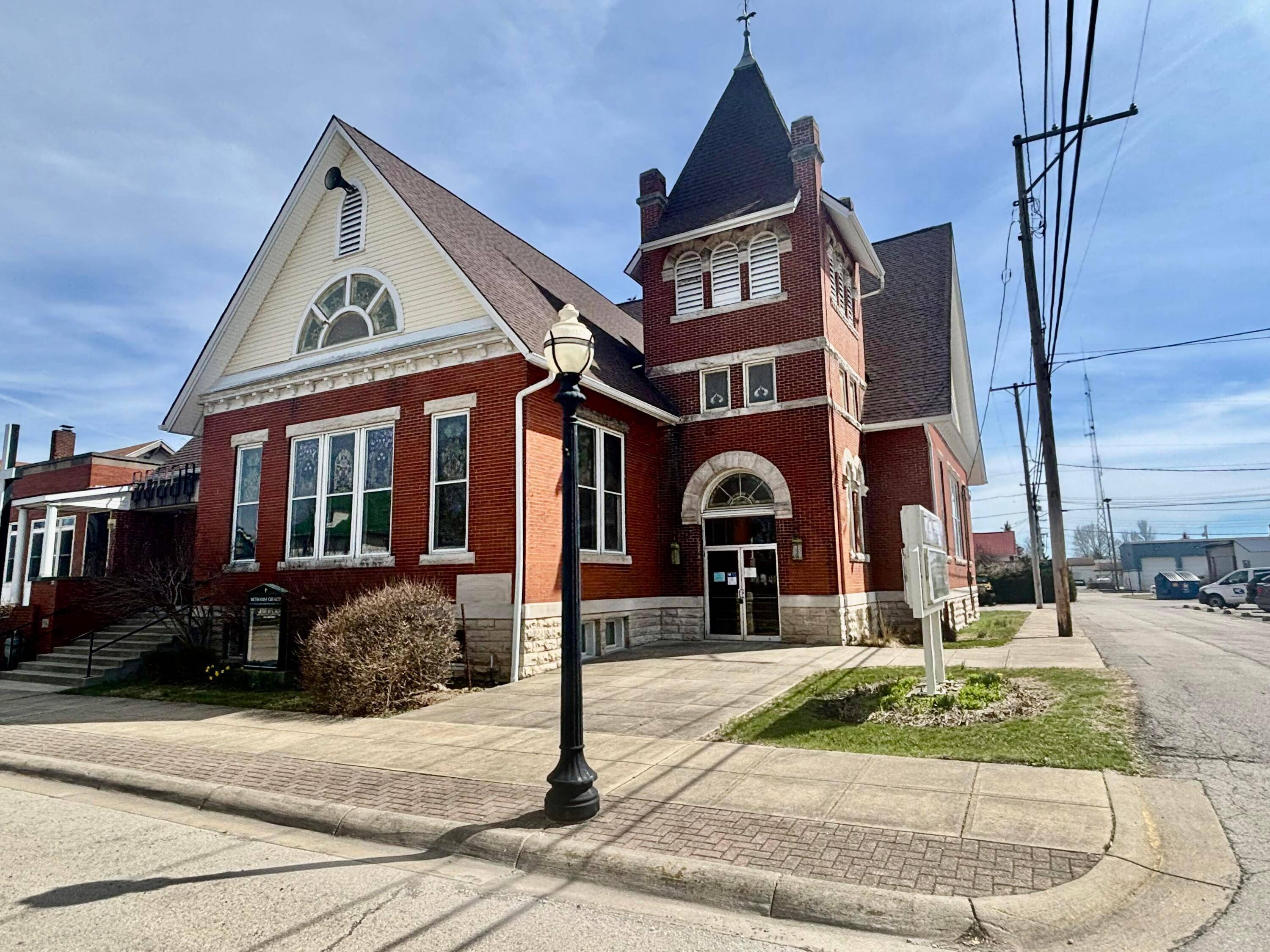 Jeffersonville, OH 43128,13 E High Street