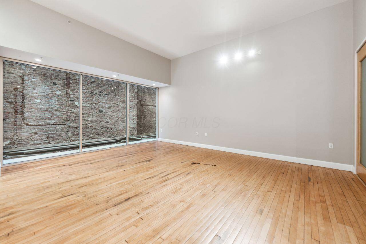 Columbus, OH 43215,106 N High Street #303