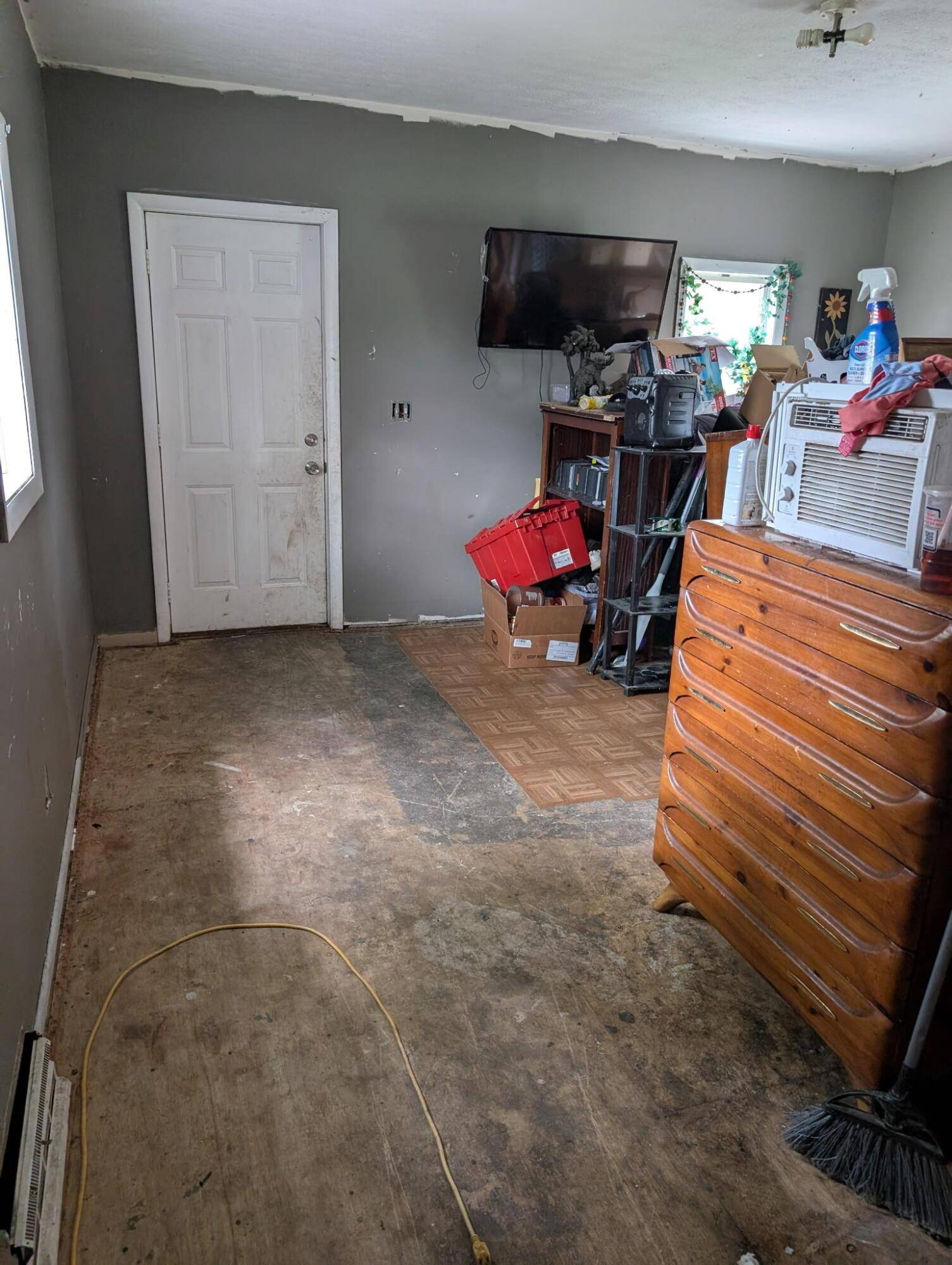 Uhrichsville, OH 44683,513 W High Street