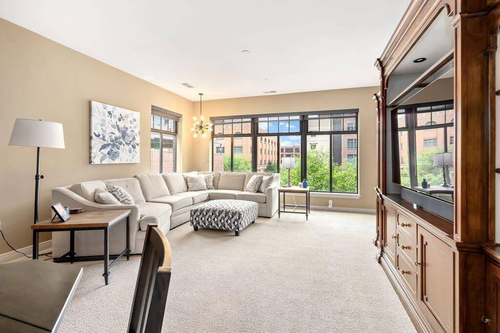 Columbus, OH 43215,250 Daniel Burnham Square #402