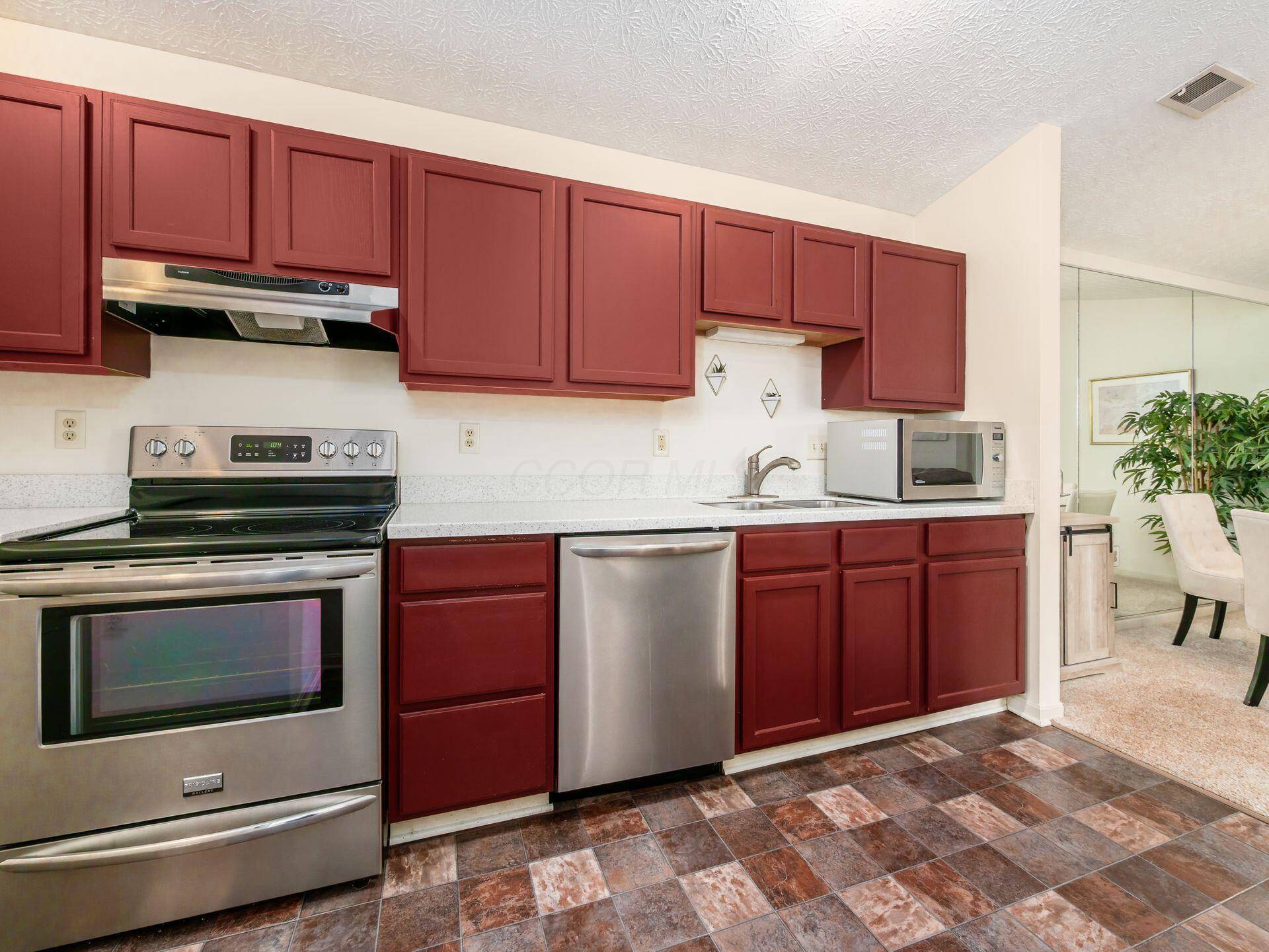 Columbus, OH 43235,6755 Meadow Creek Drive #207