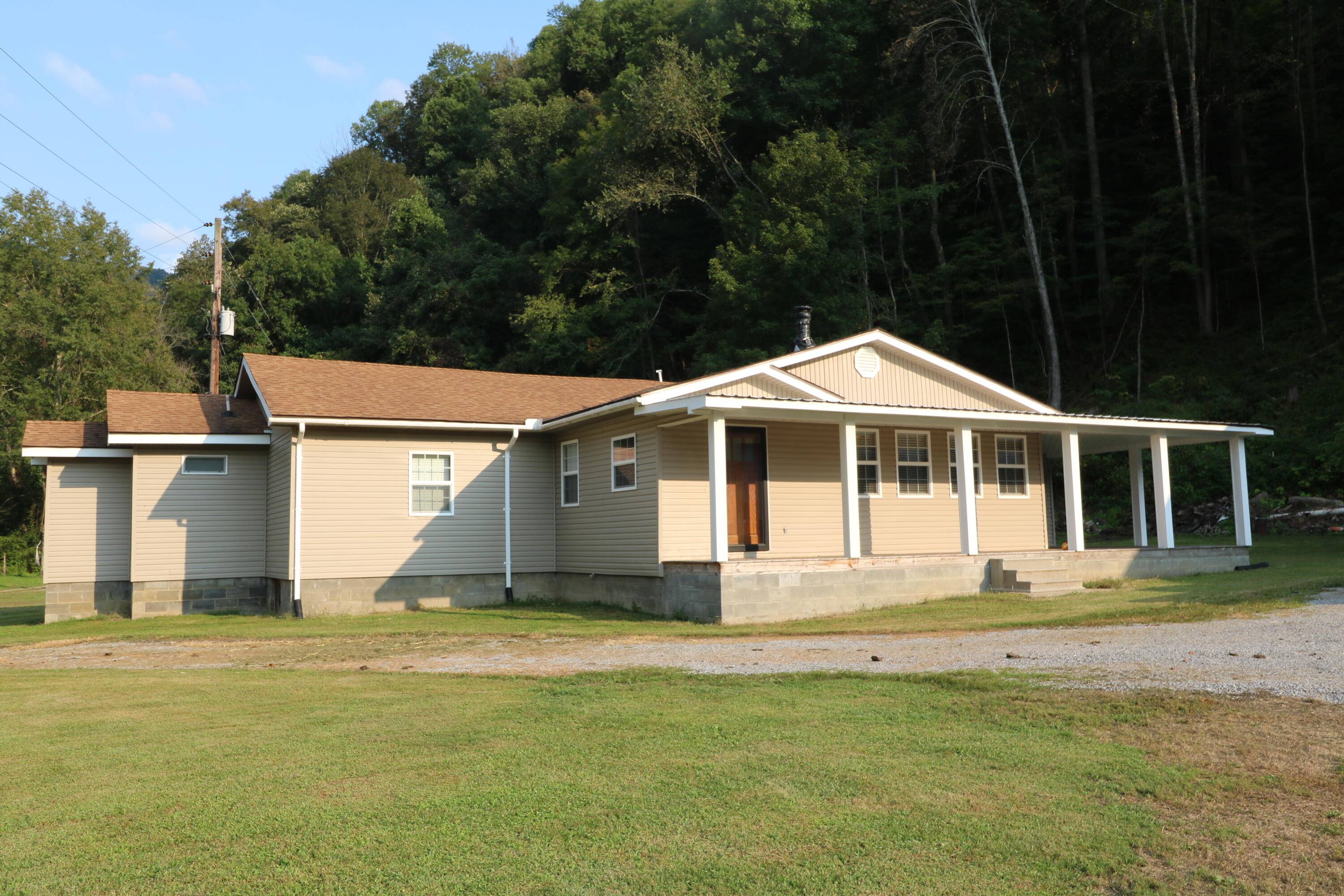 Evarts, KY 40828,122 Riley Lane