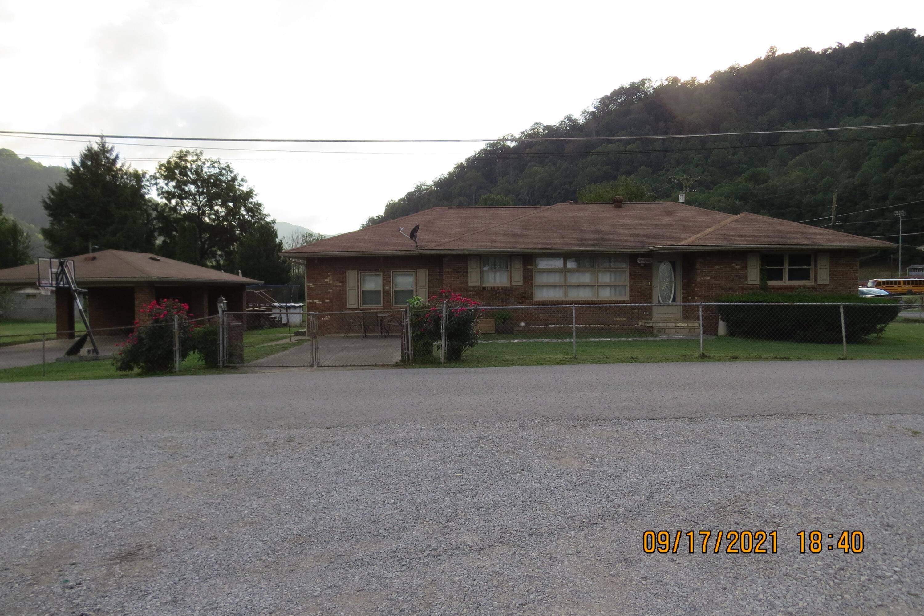 Evarts, KY 40828,121 Walnut St