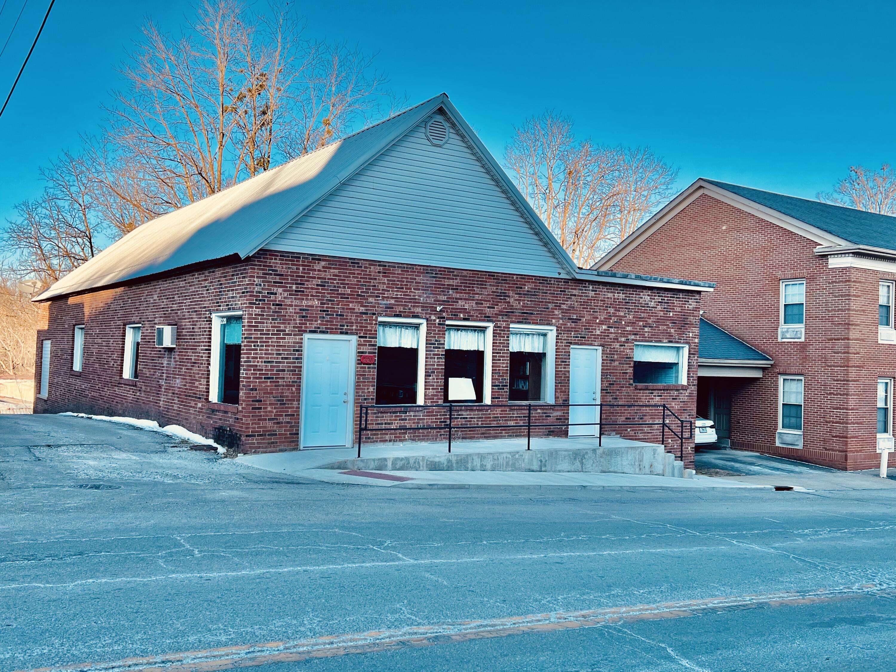Mt Vernon, KY 40456,220 East Main Street