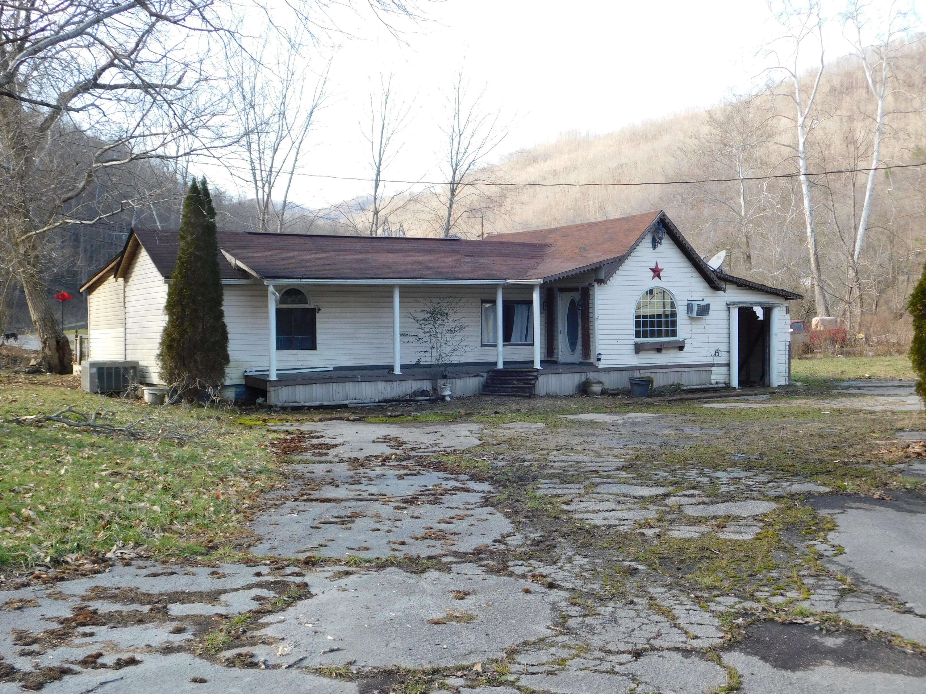 Evarts, KY 40828,67 Pounding Mill Road