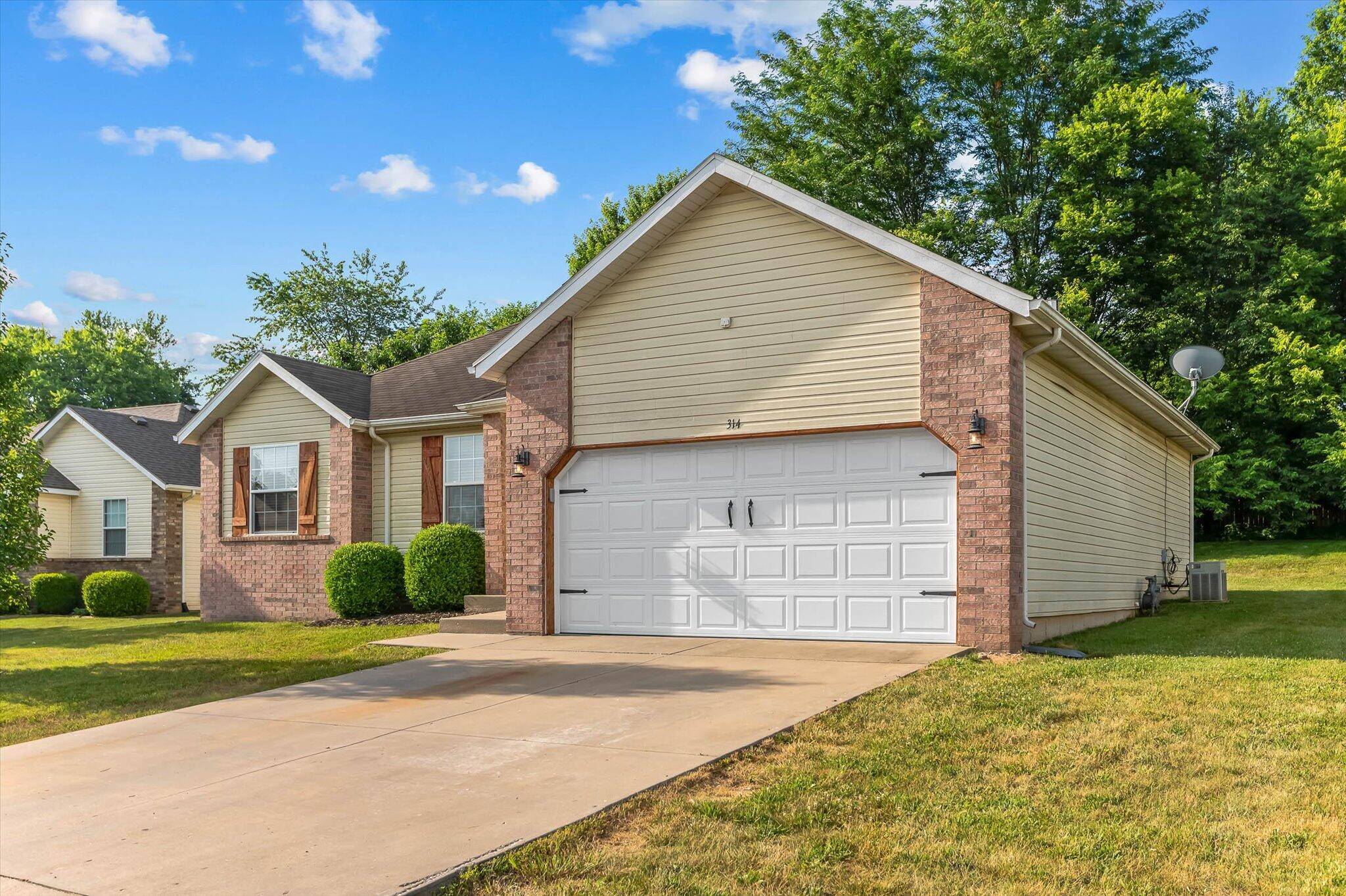 Clever, MO 65631,314 W Cherokee Path