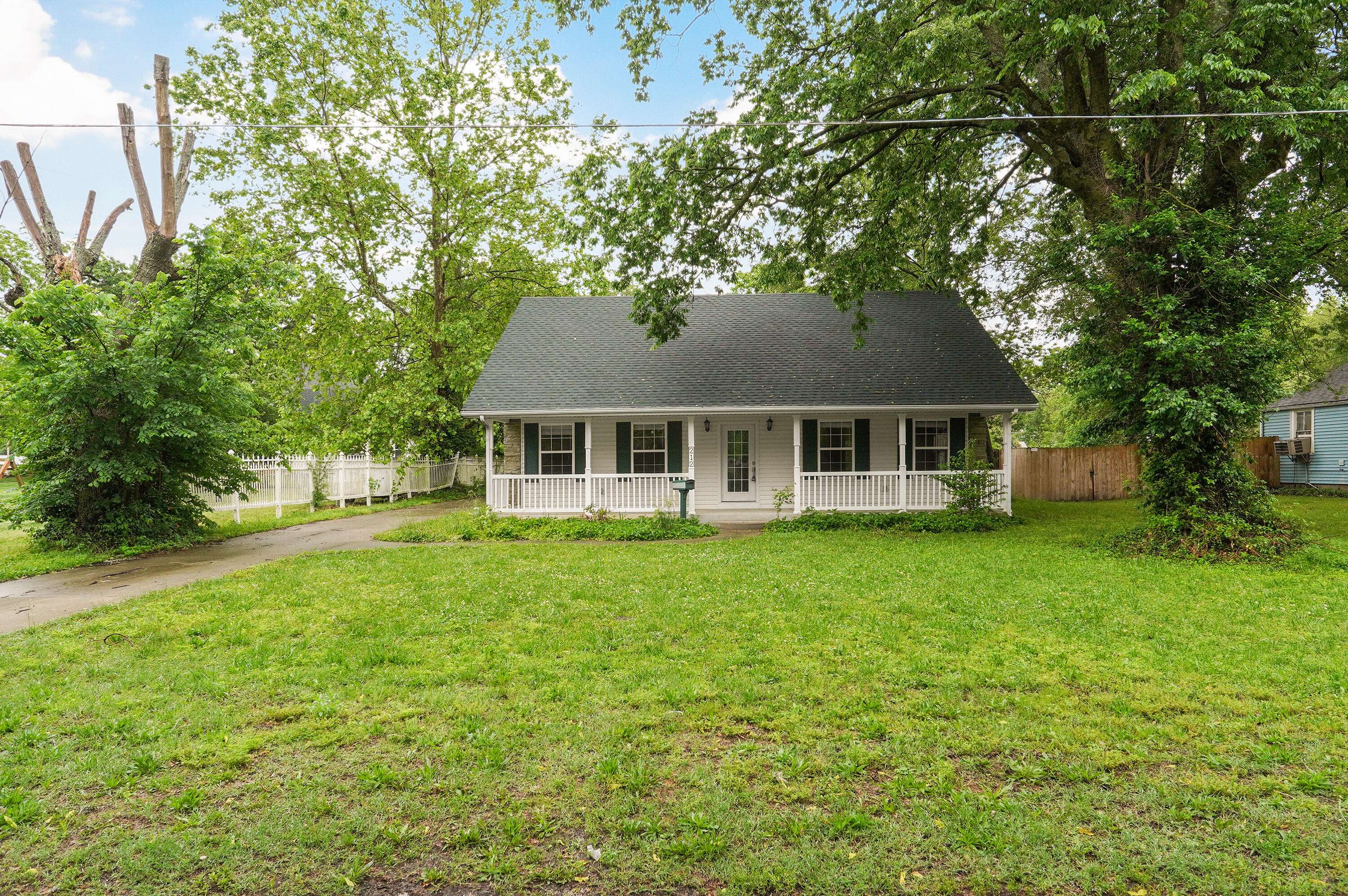 Bolivar, MO 65613,212 Vivian ST