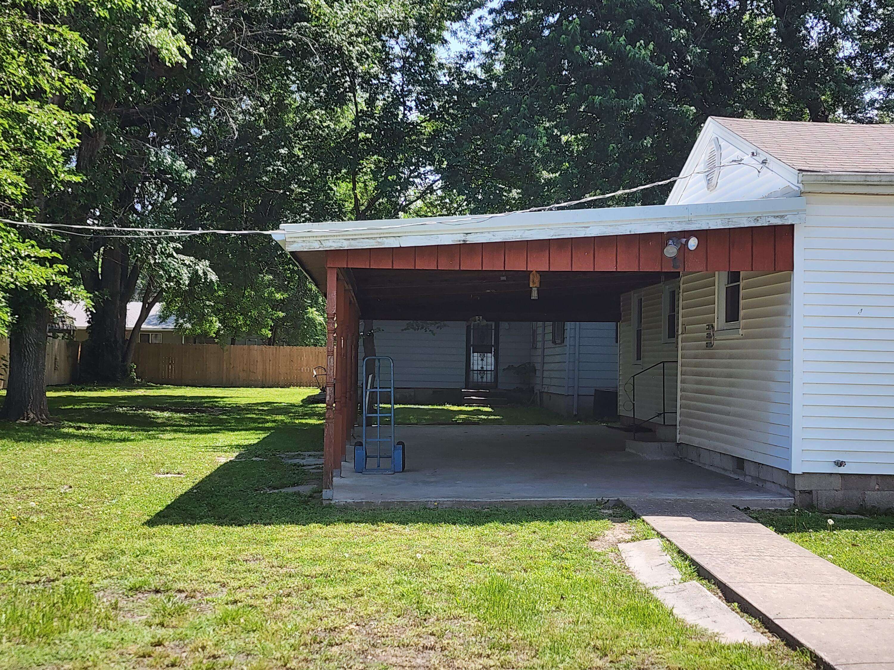 Lamar, MO 64759,204 Cherry ST