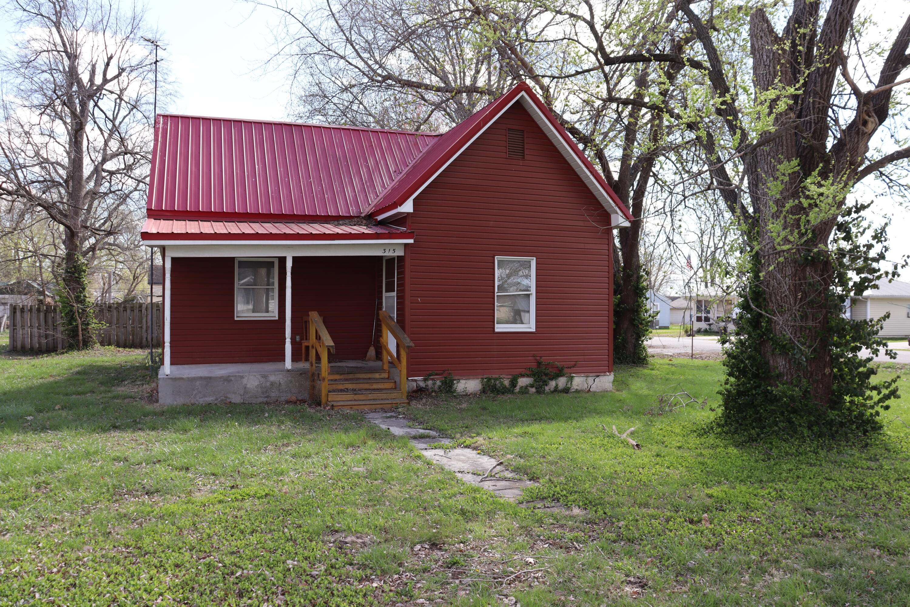 Lockwood, MO 65682,315 W 5th ST