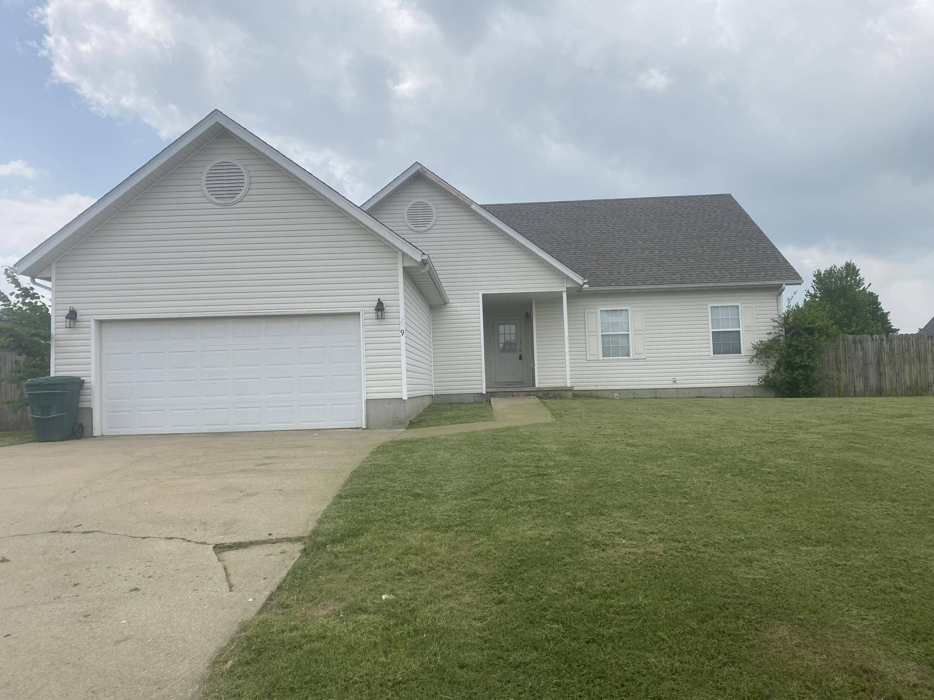 Monett, MO 65708,209 Prairie LN