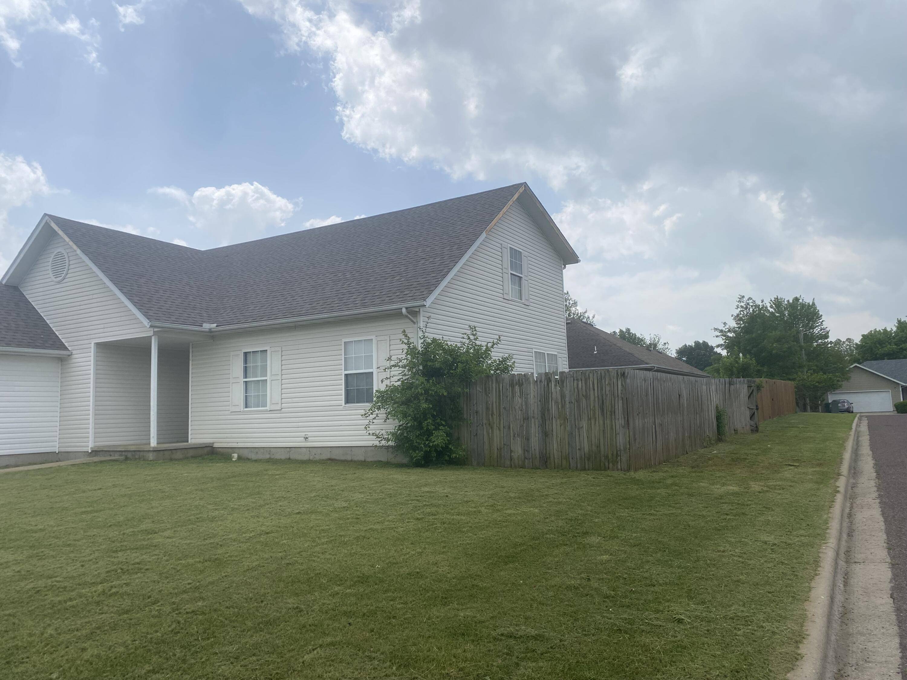 Monett, MO 65708,209 Prairie LN