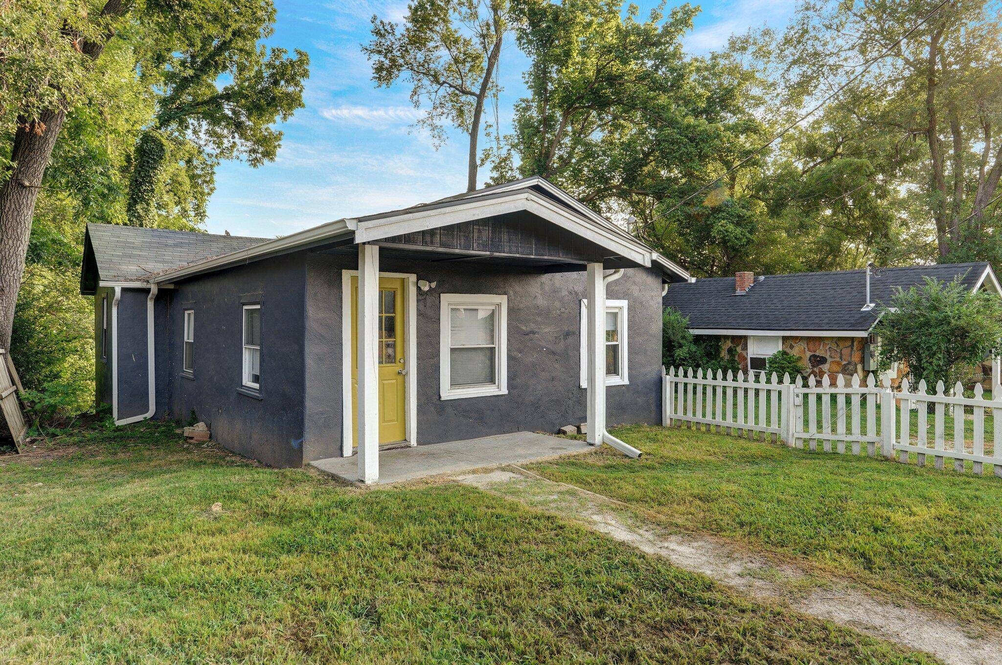 Branson, MO 65616,513 W College ST