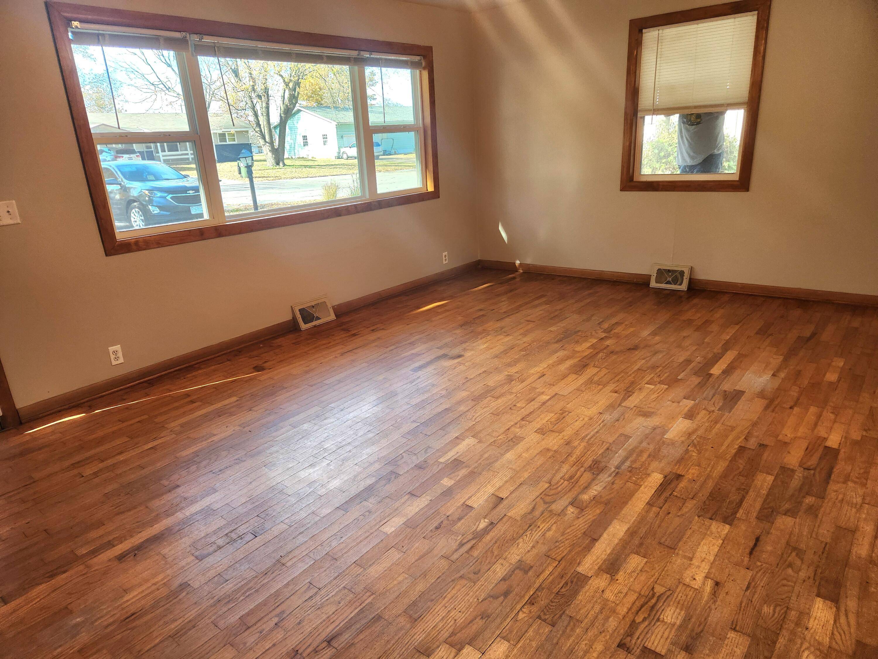 Aurora, MO 65605,220 S Oak AVE