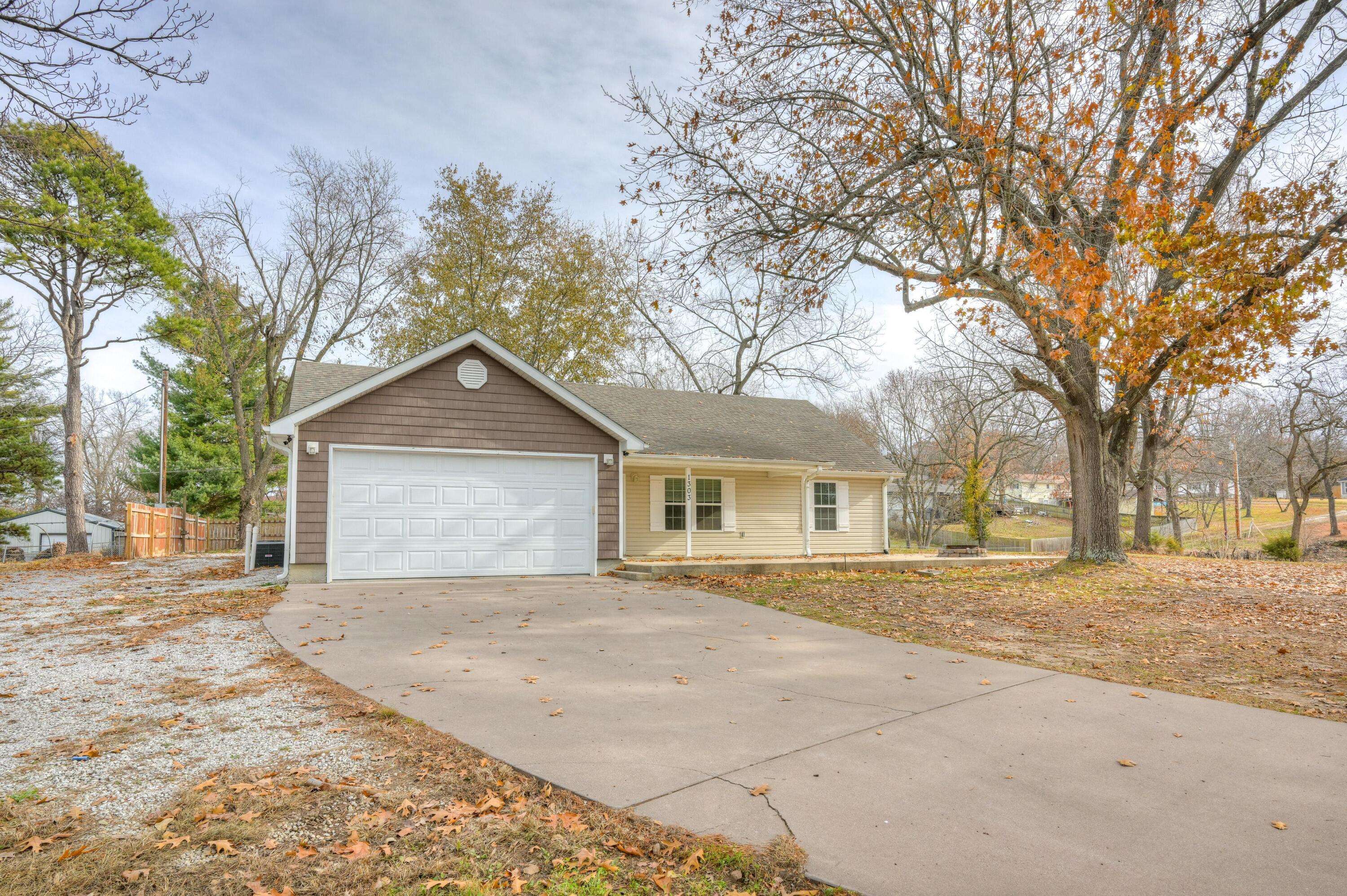 Neosho, MO 64850,1303 Cash ST