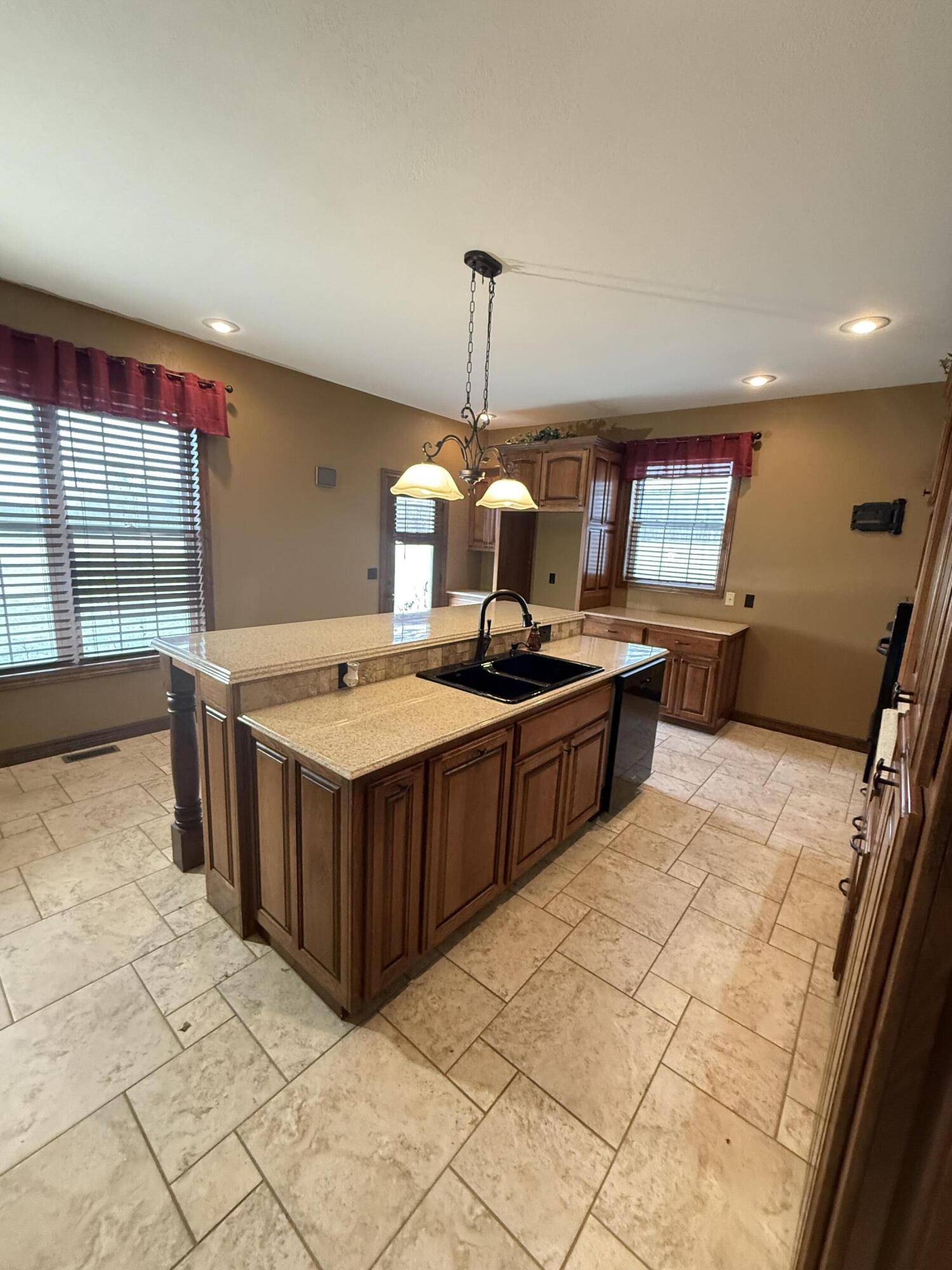 Aurora, MO 65605,18252 Lawrence 2187
