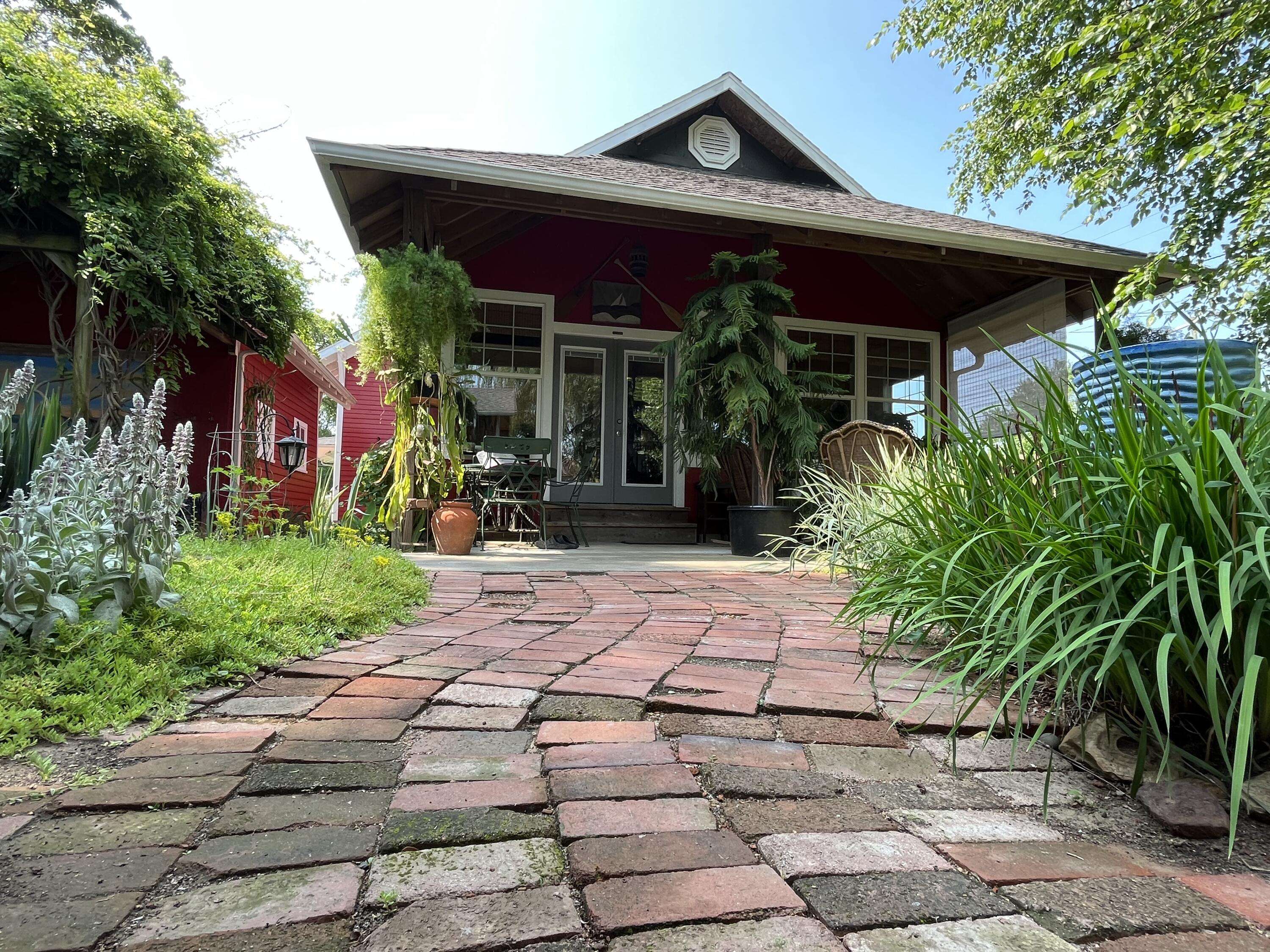 Greenfield, MO 65661,220 Barber ST