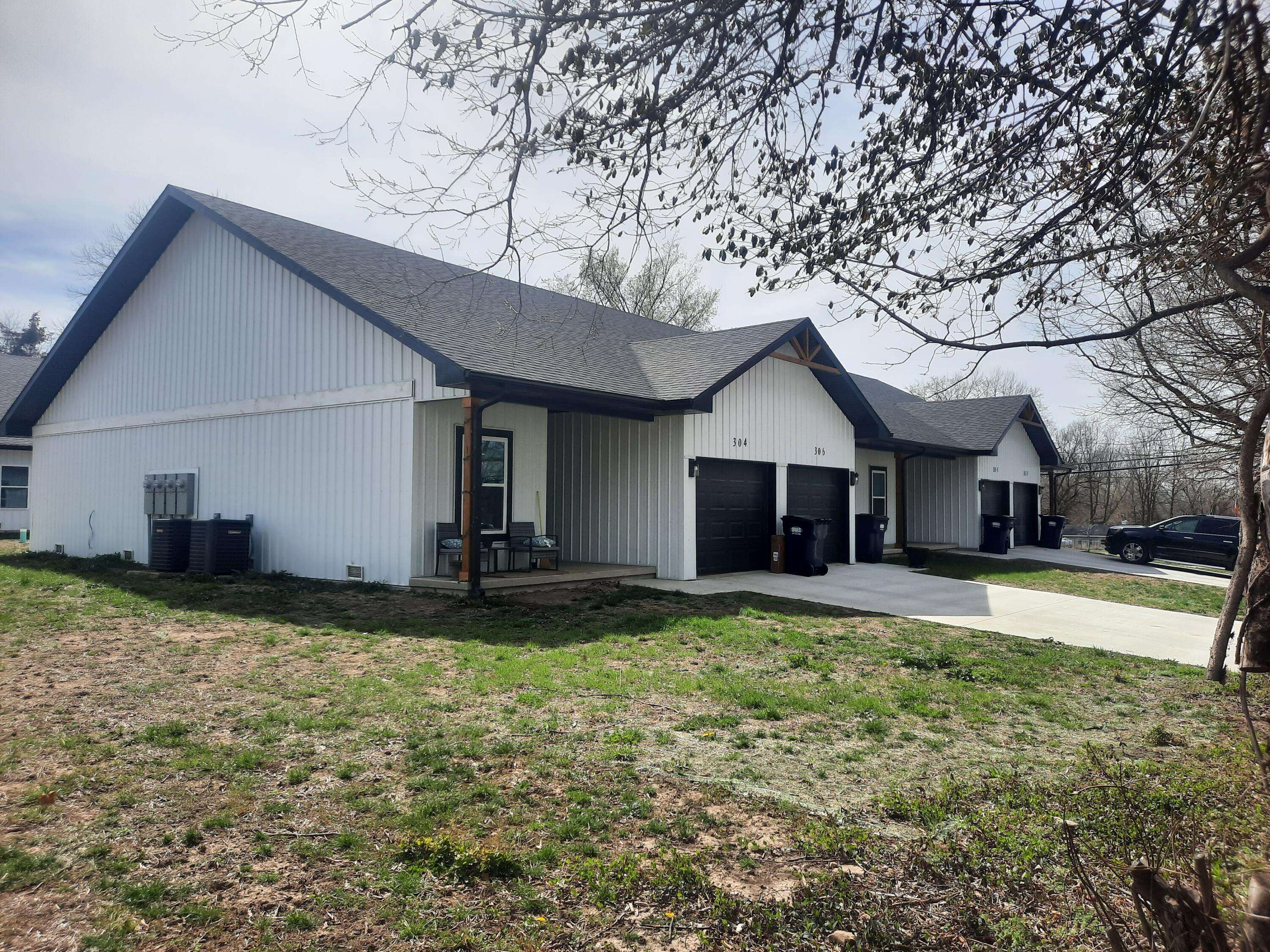 Buffalo, MO 65622,304-310 Grant ST