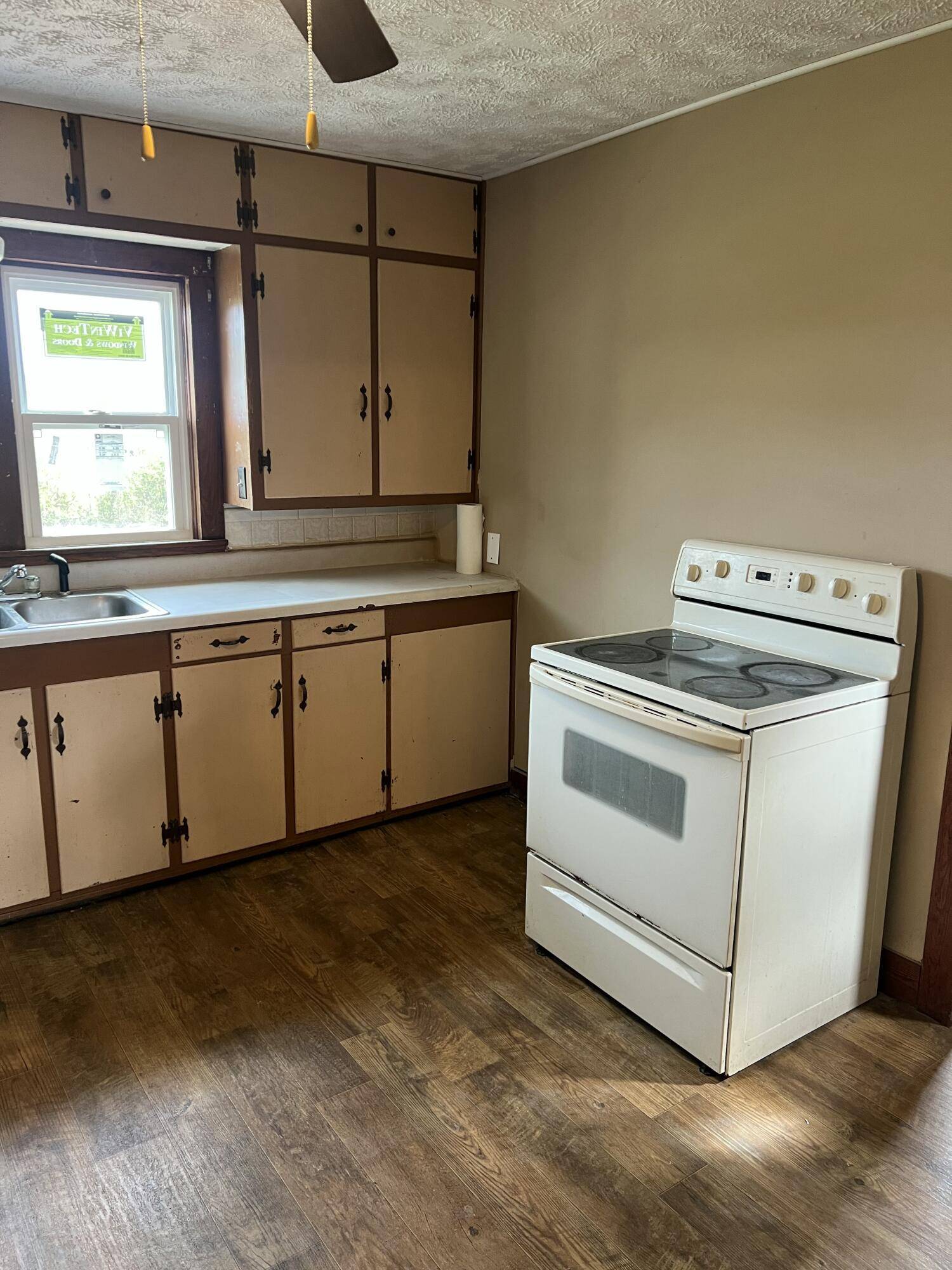 Hartville, MO 65667,131 W South ST