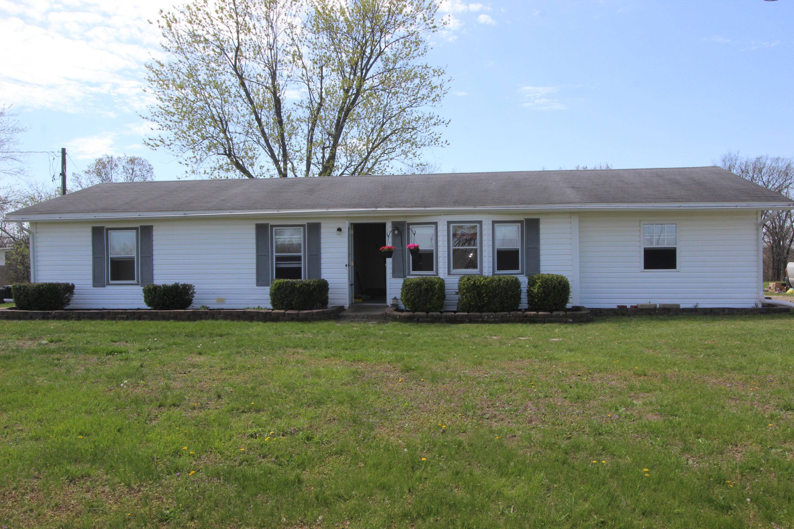 Seymour, MO 65746,986 Burnett RD