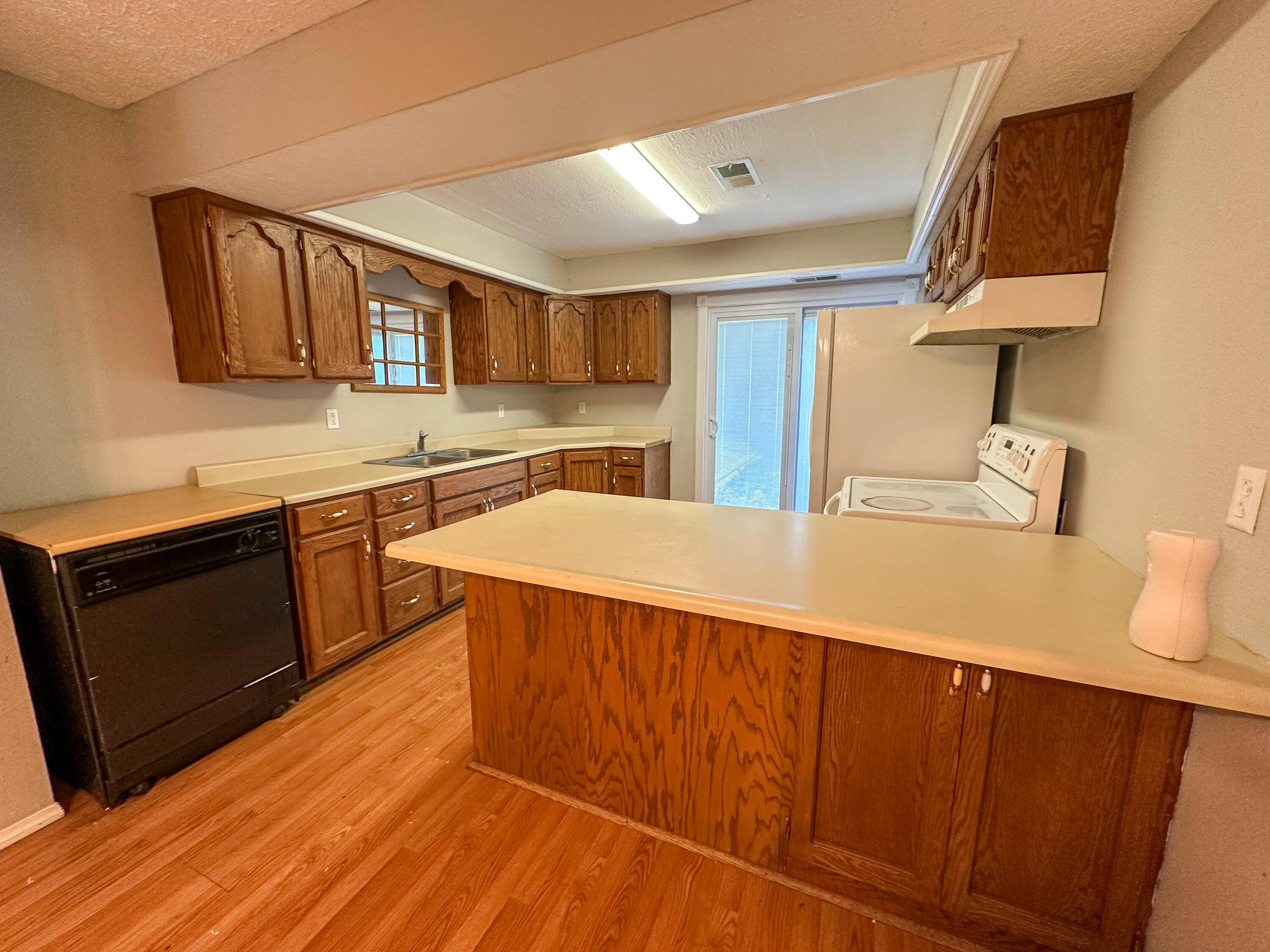 West Plains, MO 65775,5562 Private Road 2023