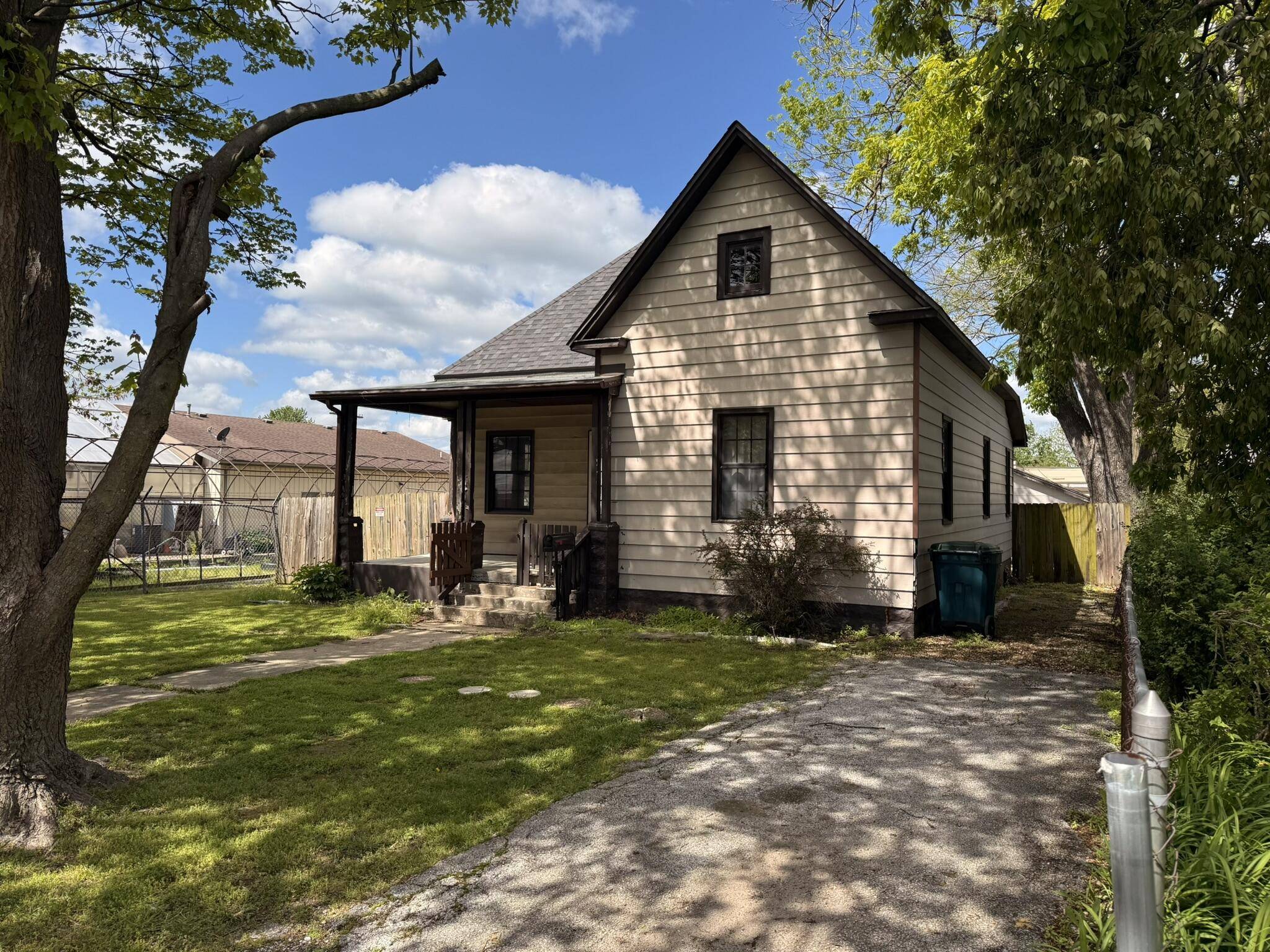 Monett, MO 65708,808 8th ST