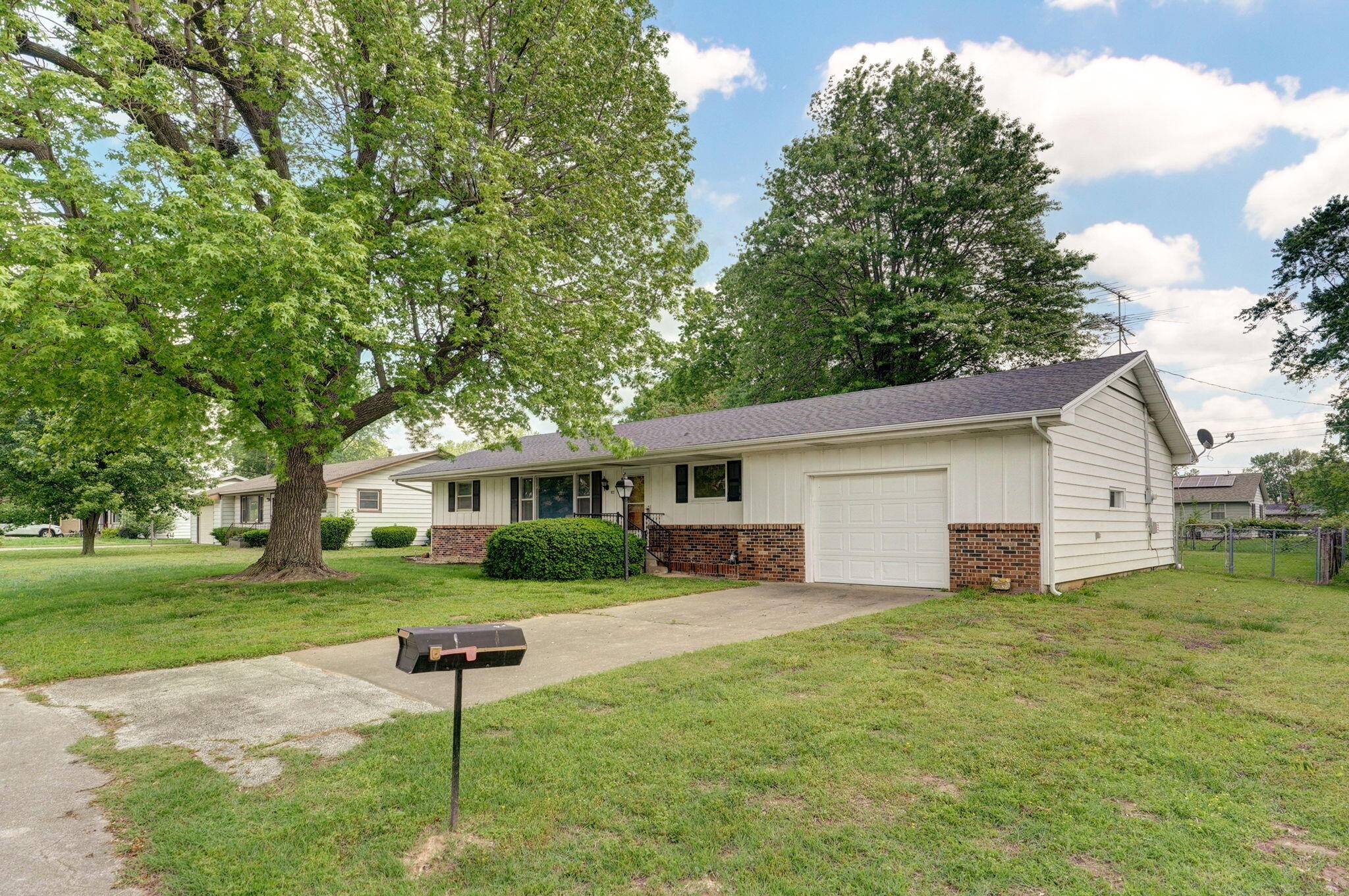 Mt Vernon, MO 65712,922 Wood ST