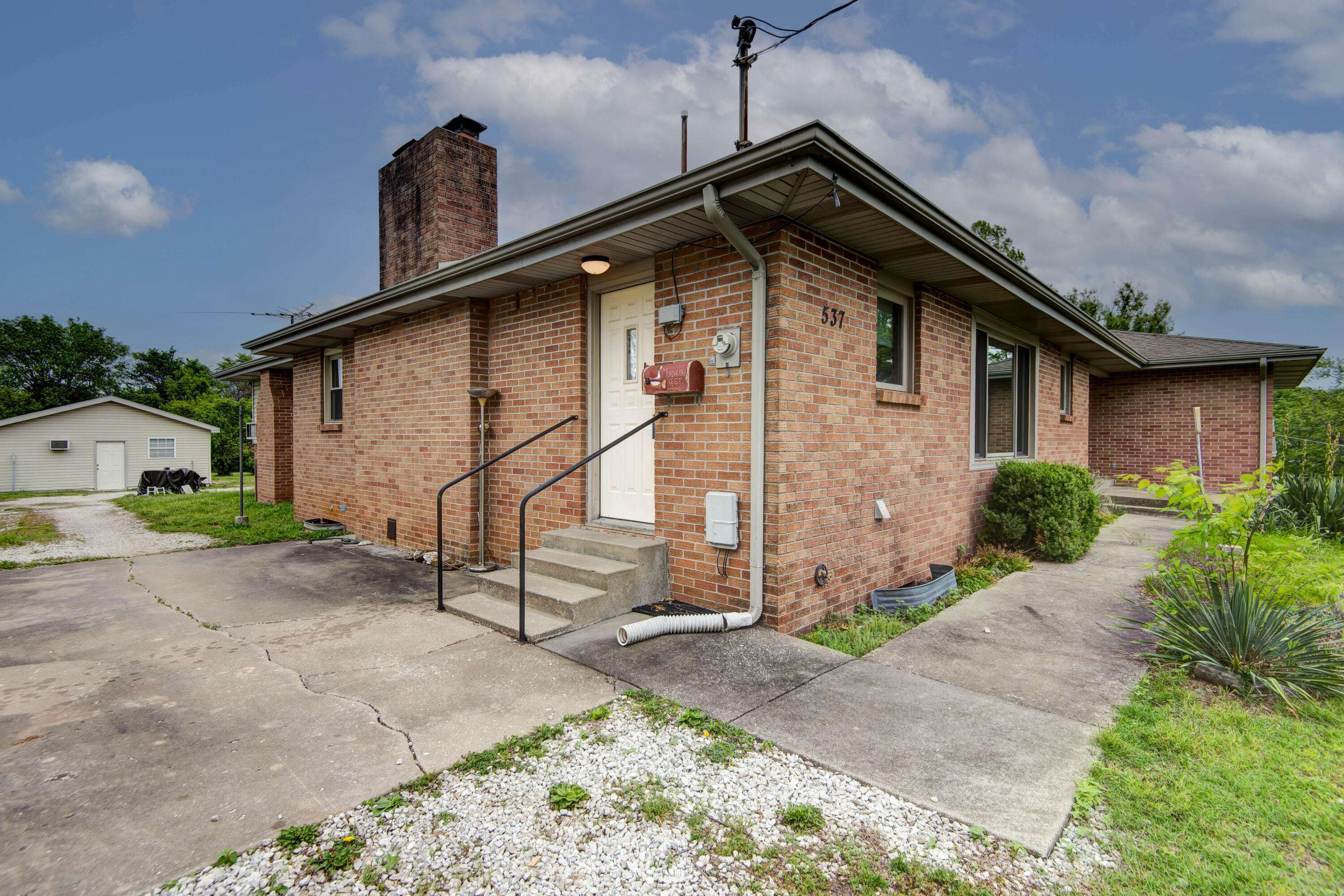 Springfield, MO 65803,537 E Farm Road 96