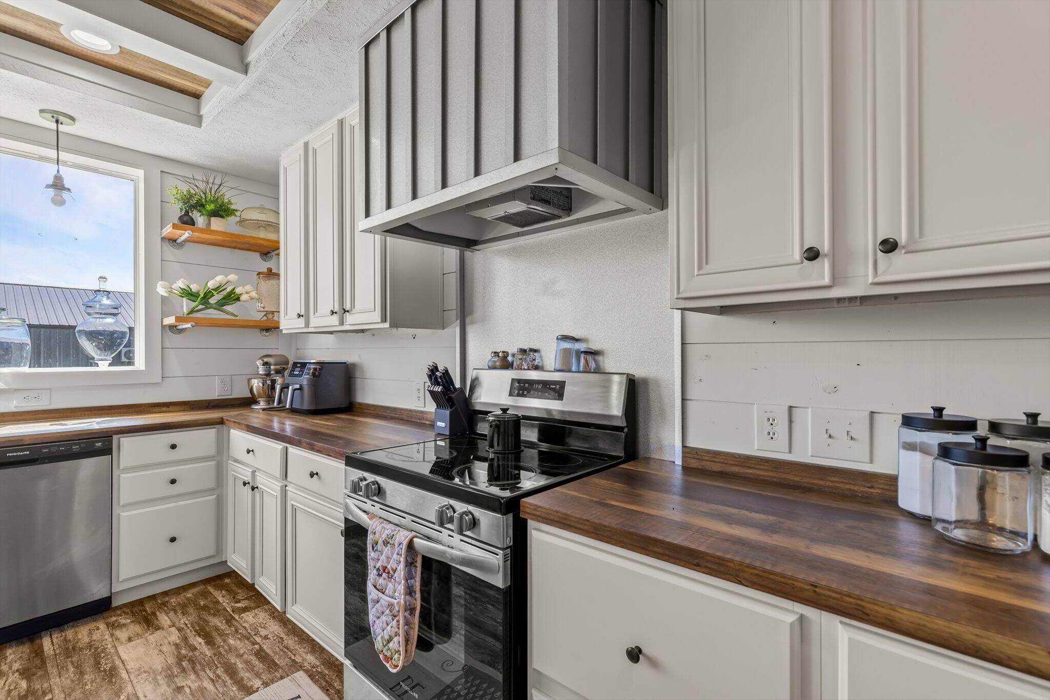 Pleasant Hope, MO 65725,1523 W Farm Road 40
