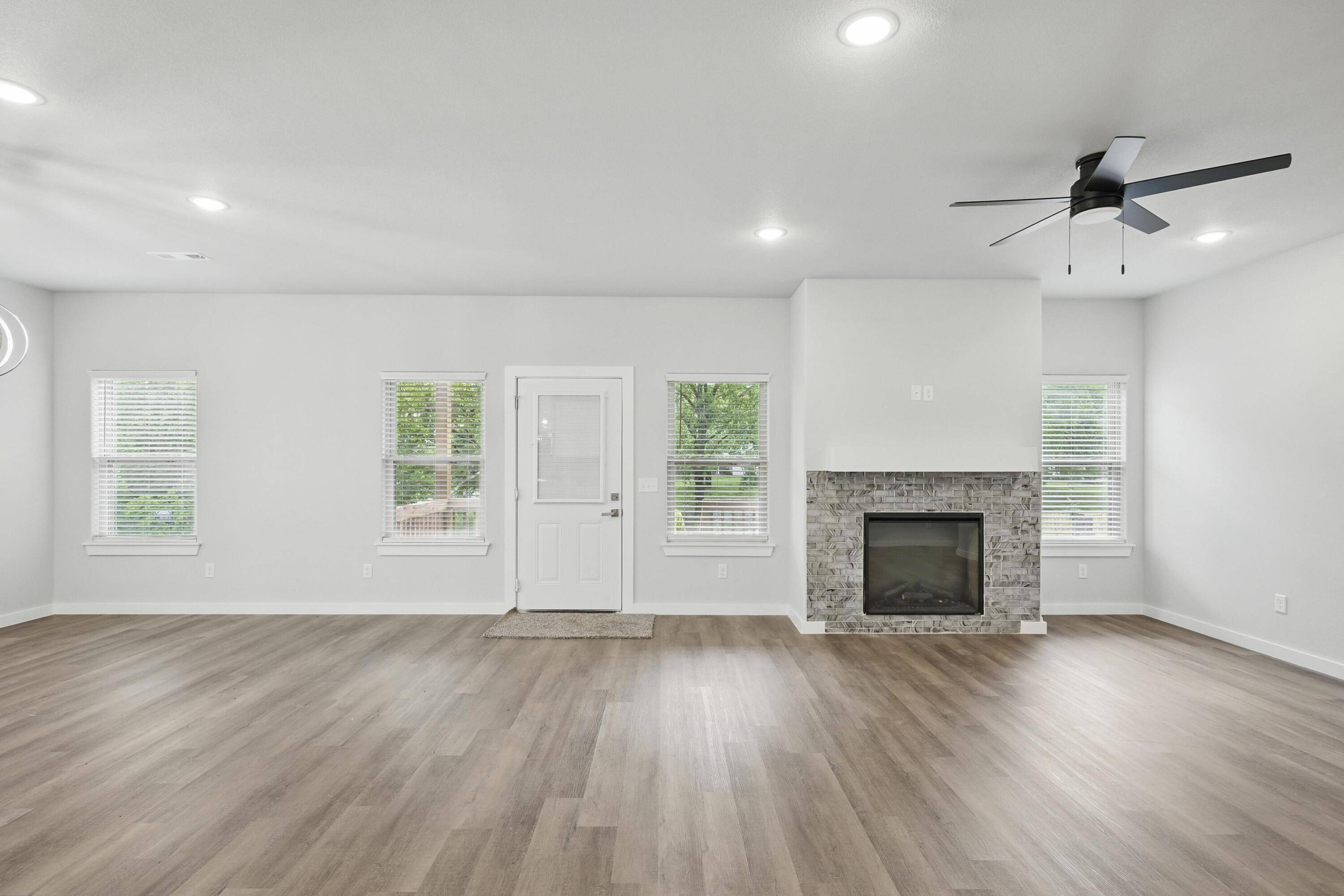 Neosho, MO 64850,402 Barton PL