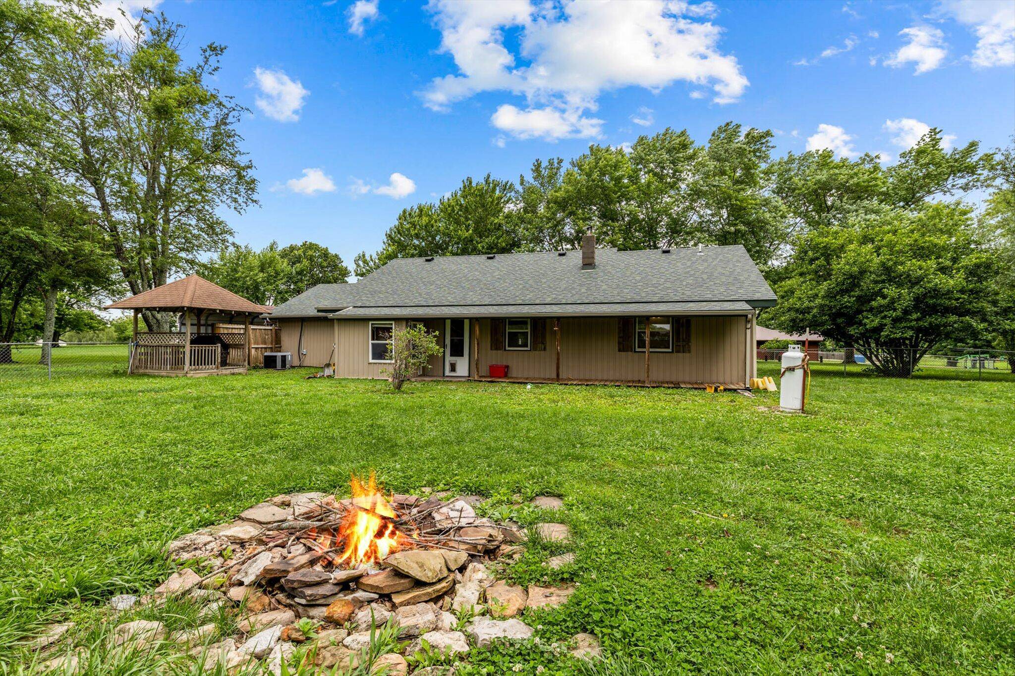 Sparta, MO 65753,206 Plum ST