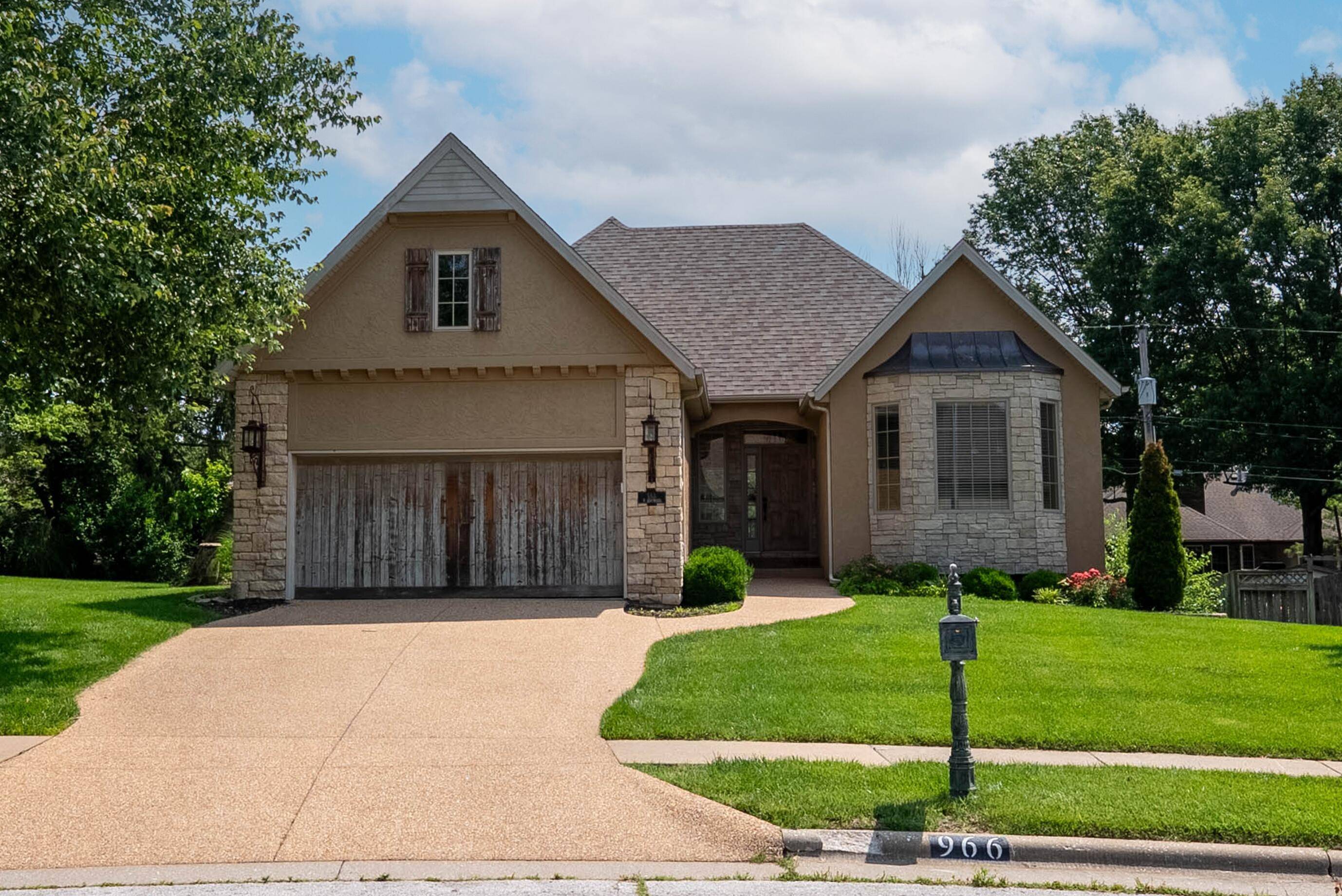 Springfield, MO 65809,966 S Carriage AVE