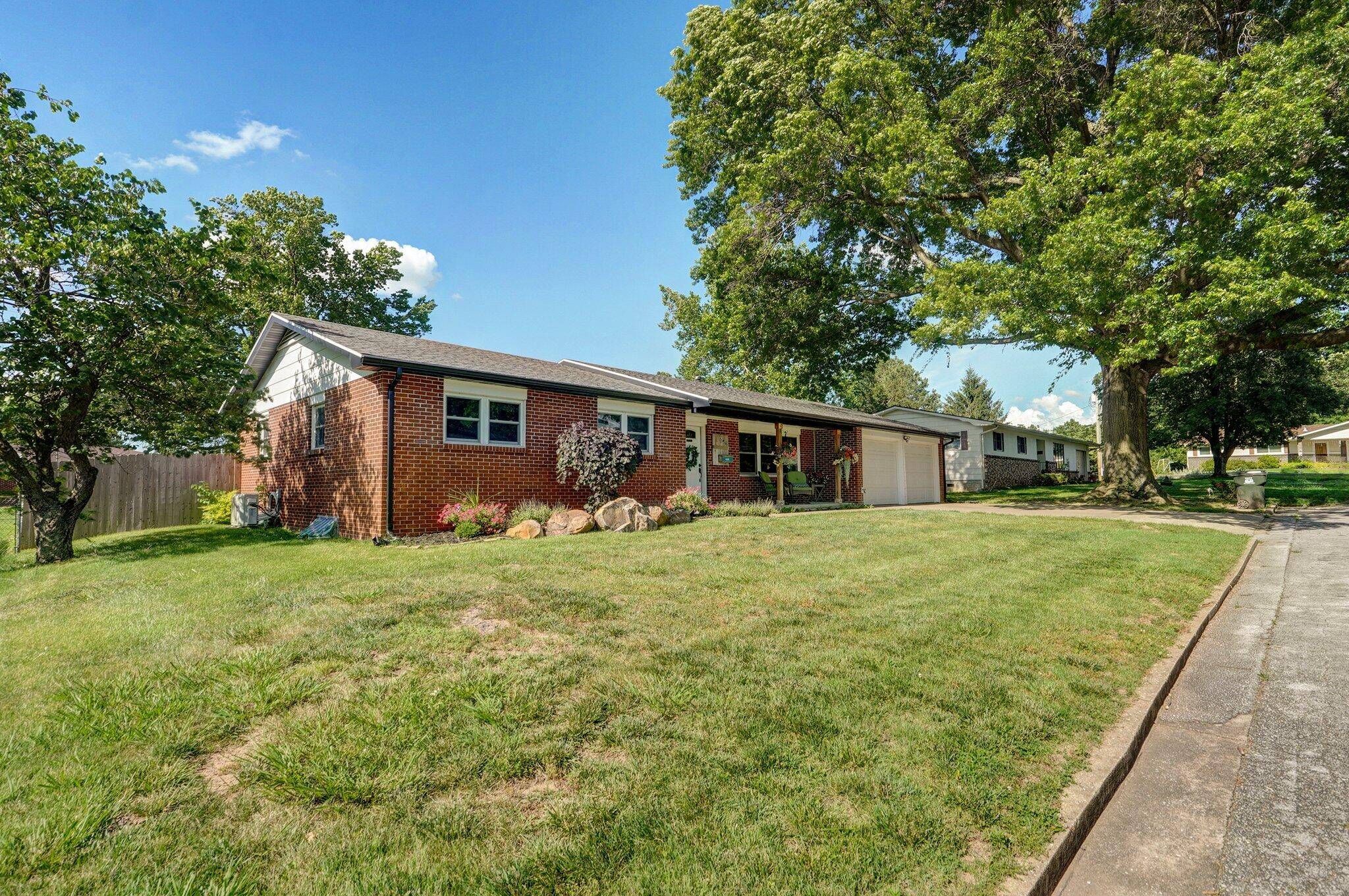 Mt Vernon, MO 65712,624 Oak LN