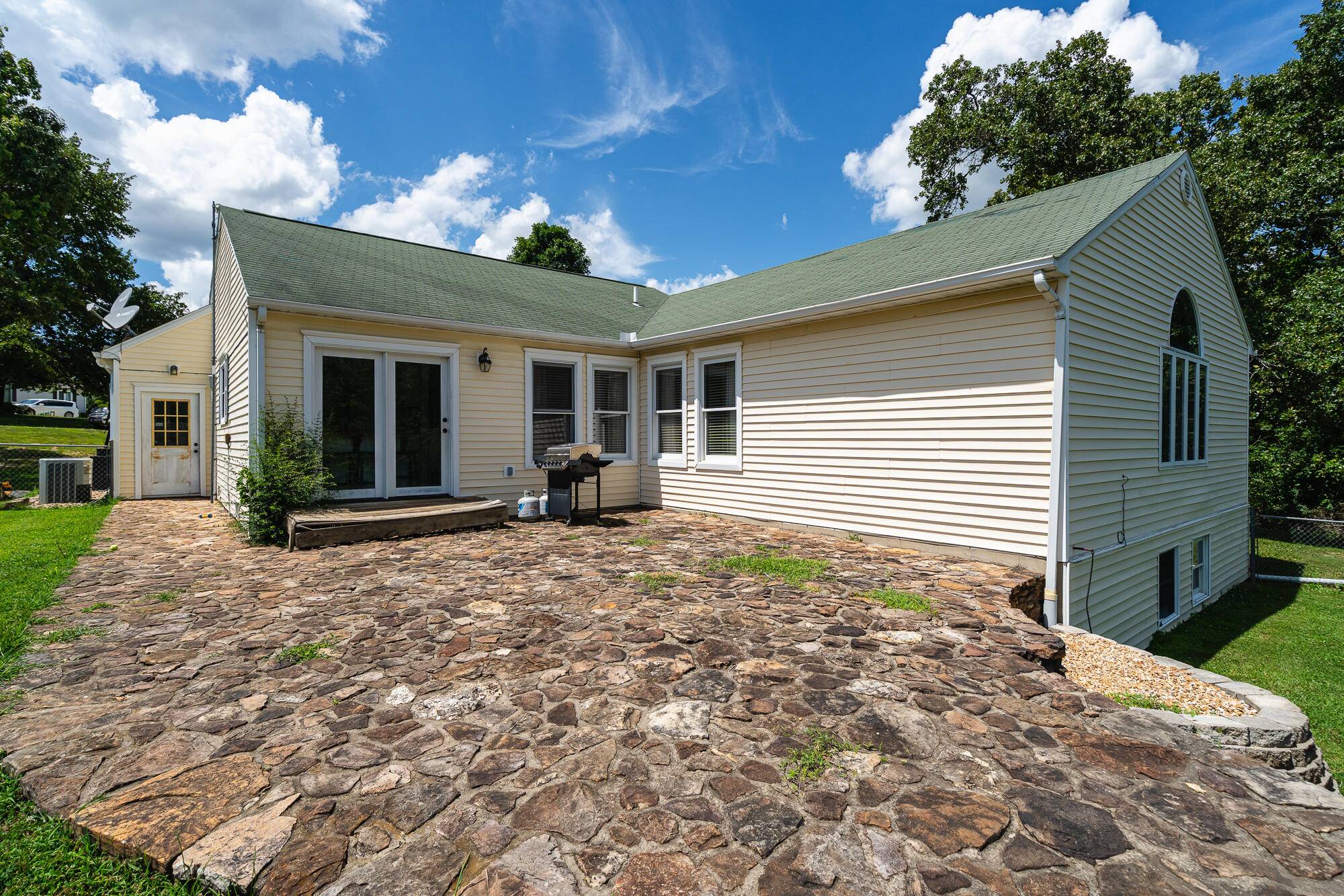 West Plains, MO 65775,9632 Private Road 8610