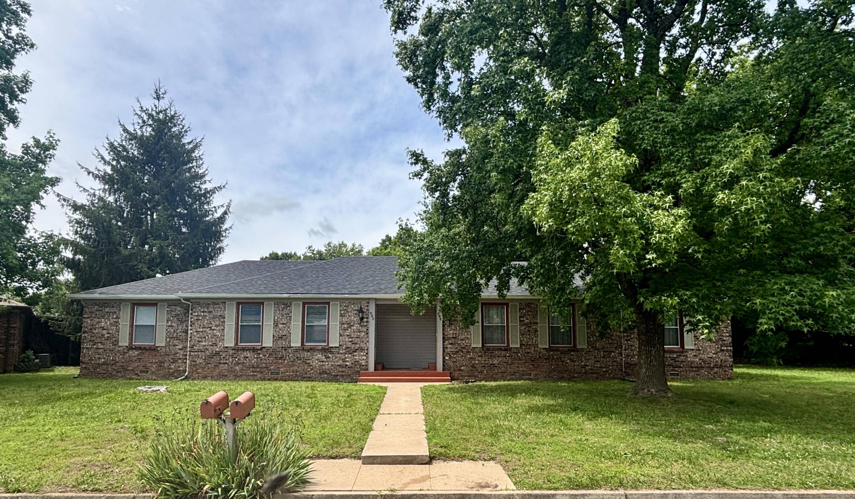 Aurora, MO 65605,900-902 E Kirkwood St