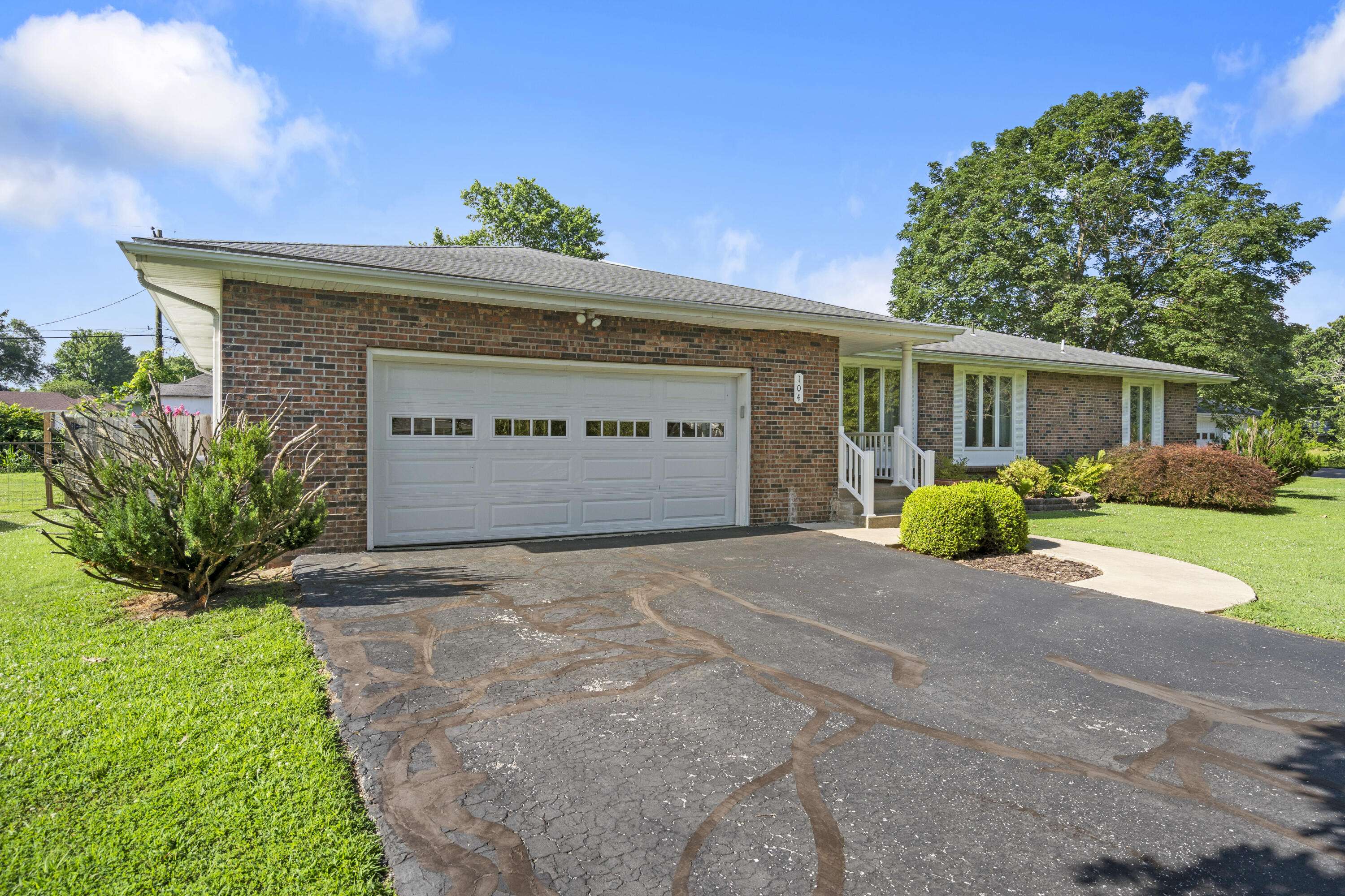 Clever, MO 65631,104 E Meadowbrook AVE