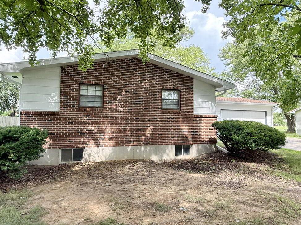 El Dorado Springs, MO 64744,1406 S Summer ST