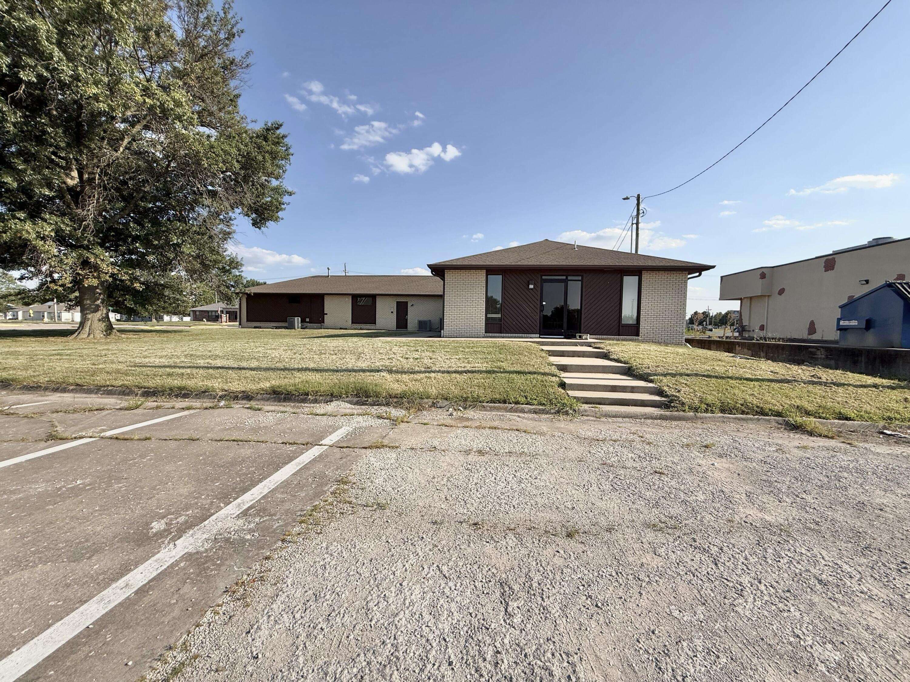 Carthage, MO 64836,327 E Airport DR