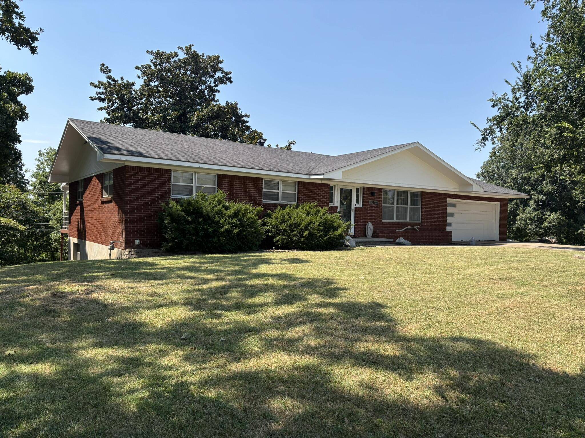 Neosho, MO 64850,1121 Skyline DR