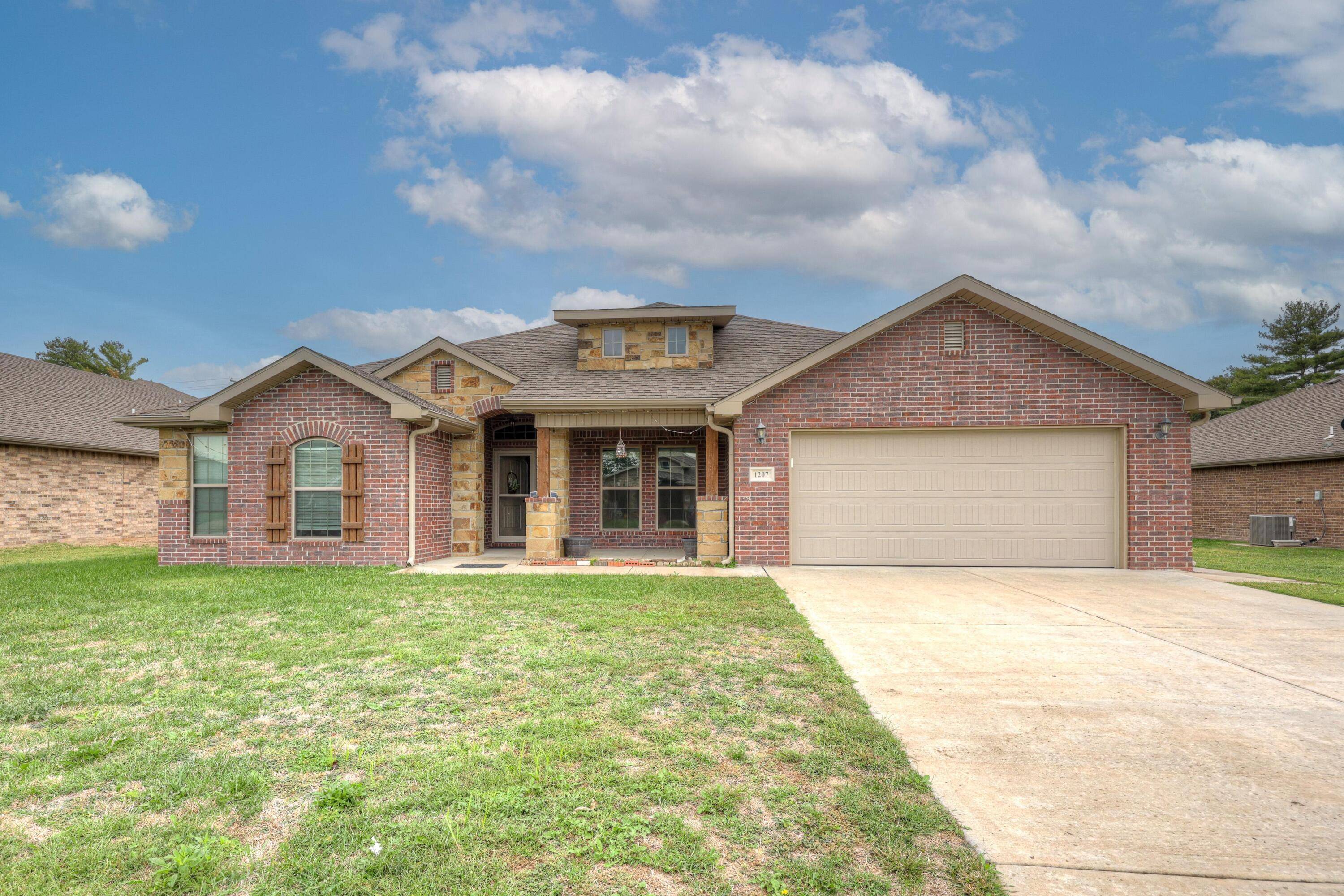 Neosho, MO 64850,1207 E Par Circle