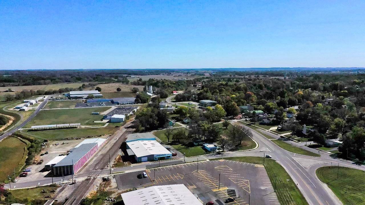 West Plains, MO 65775,130-134 North Howell Avenue