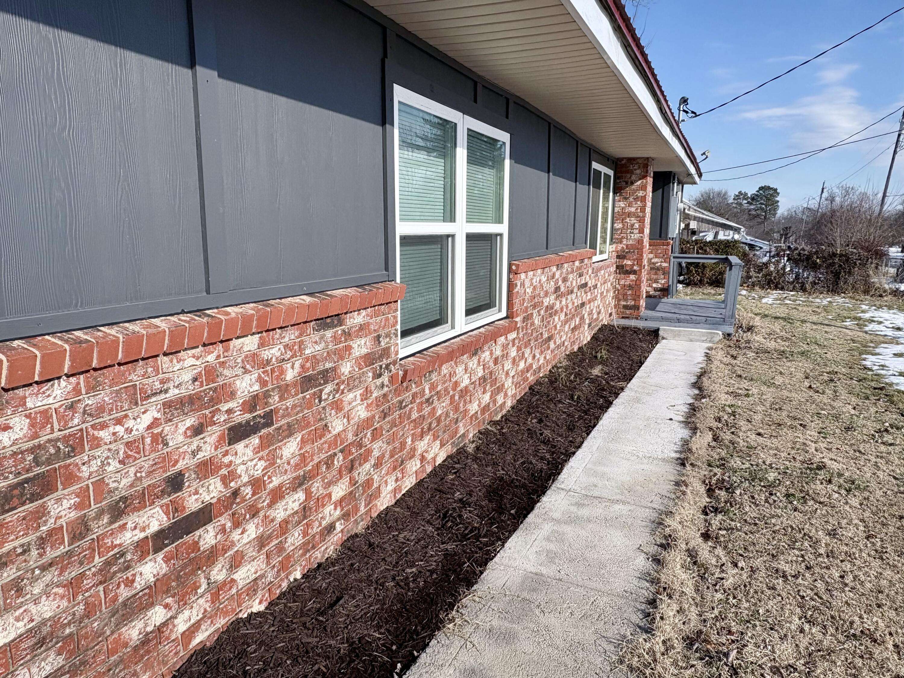 Seymour, MO 65746,409 E Washington Street