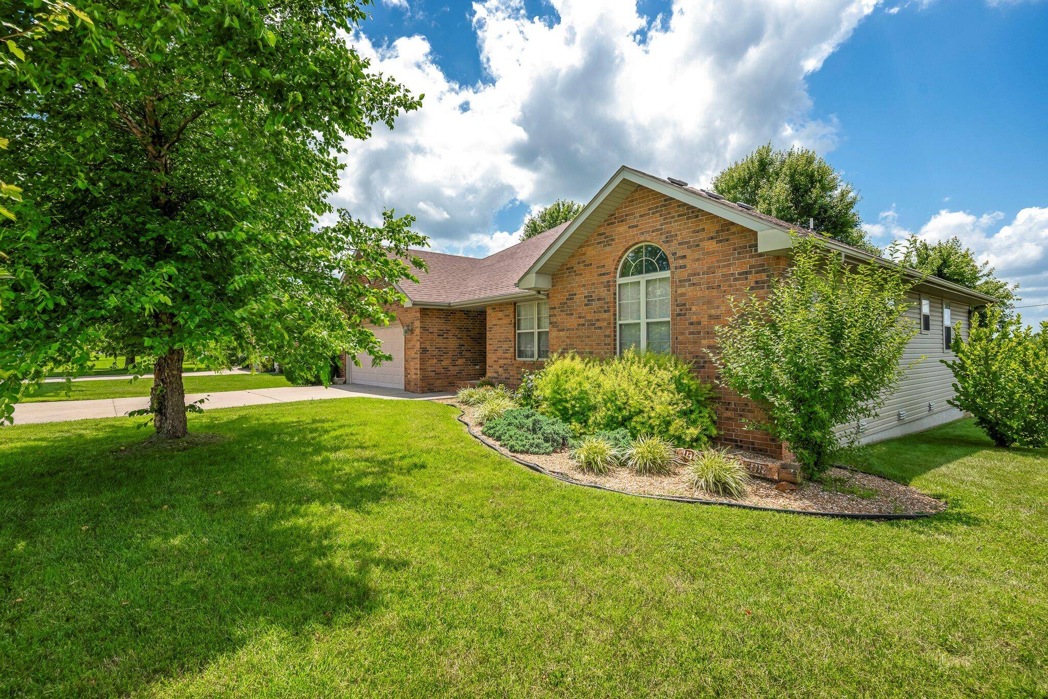 Marshfield, MO 65706,311 S Prairie Lane