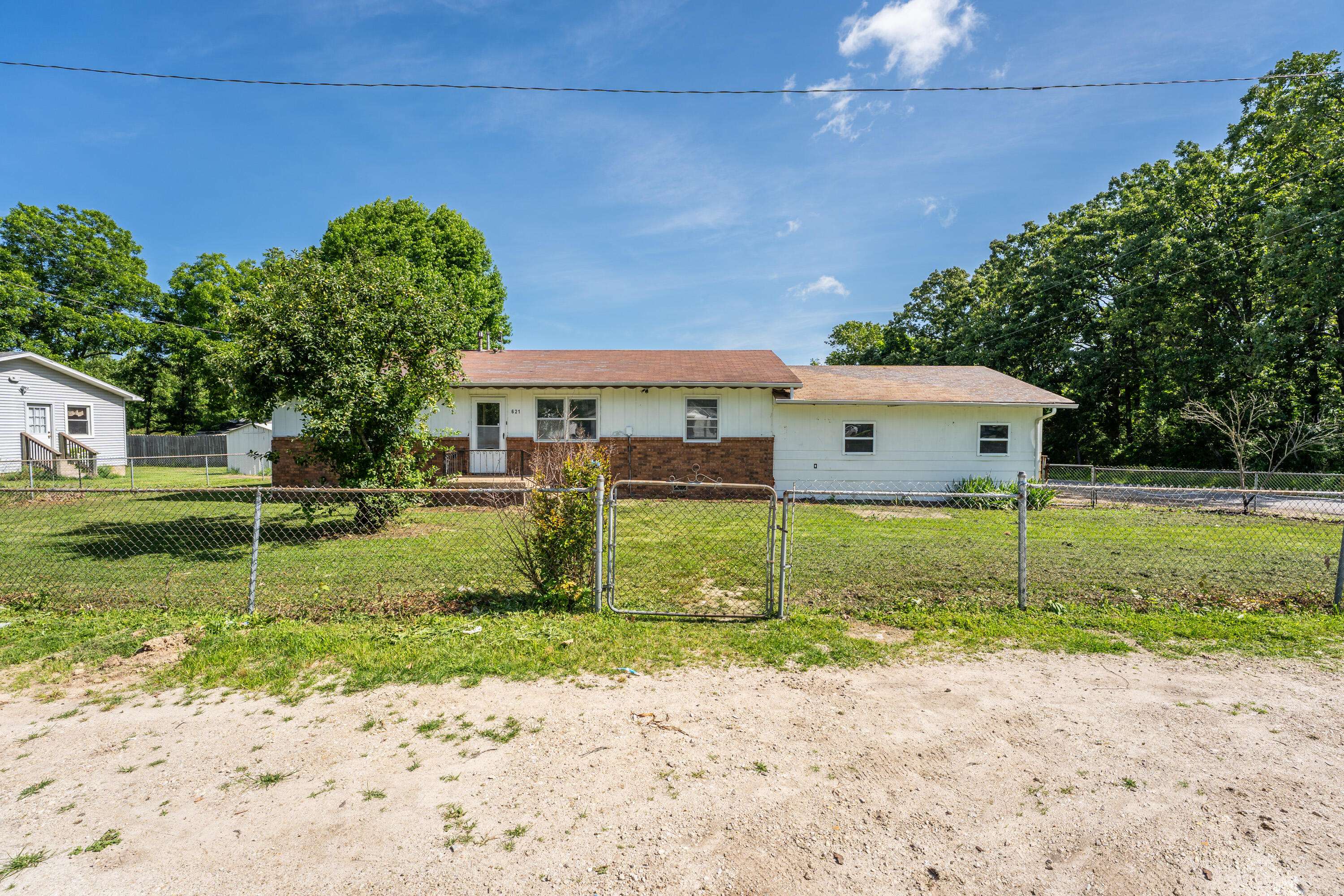 Seymour, MO 65746,621 E Cleveland Street