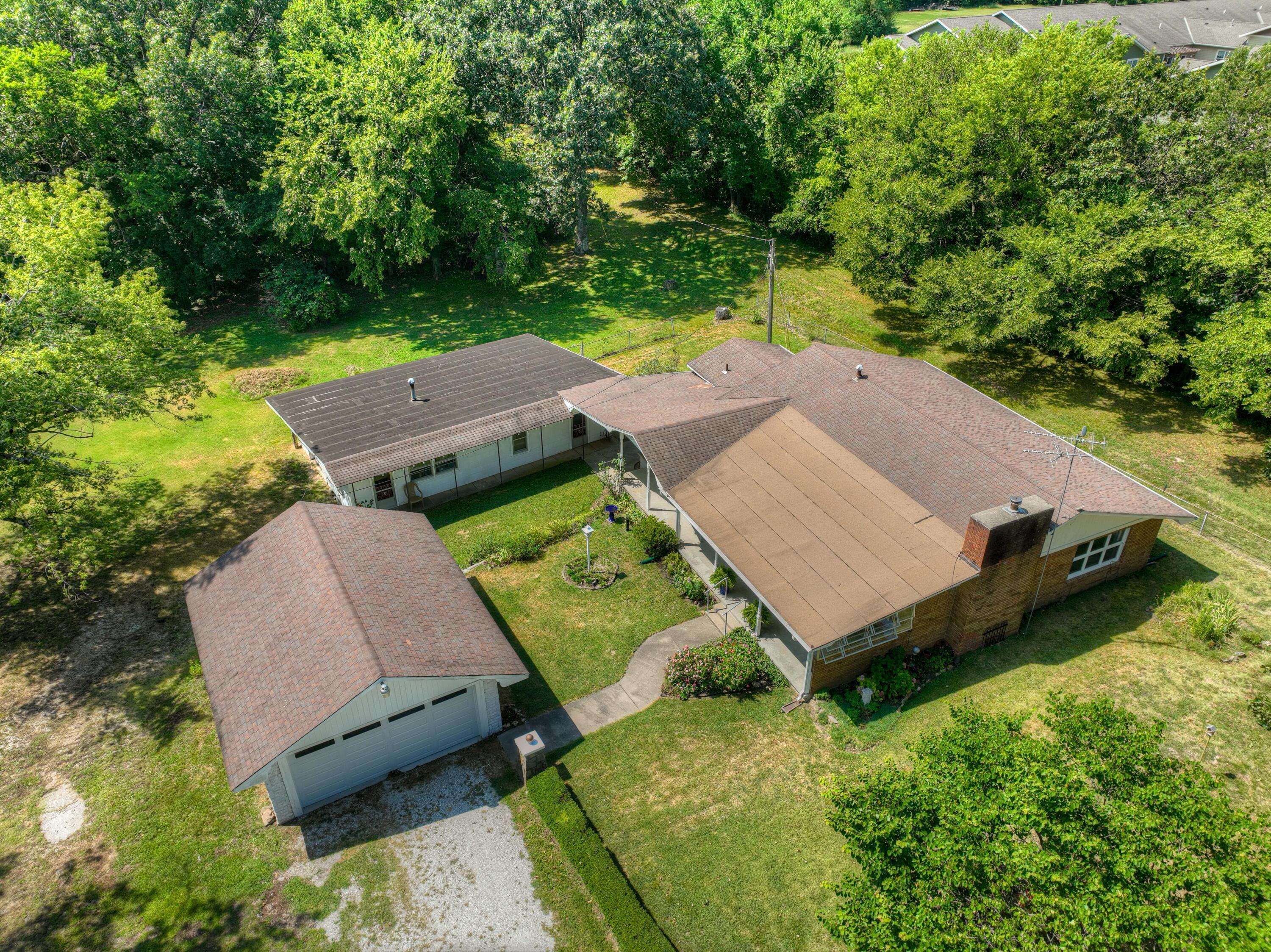 Neosho, MO 64850,1061 Burr Crossing Road
